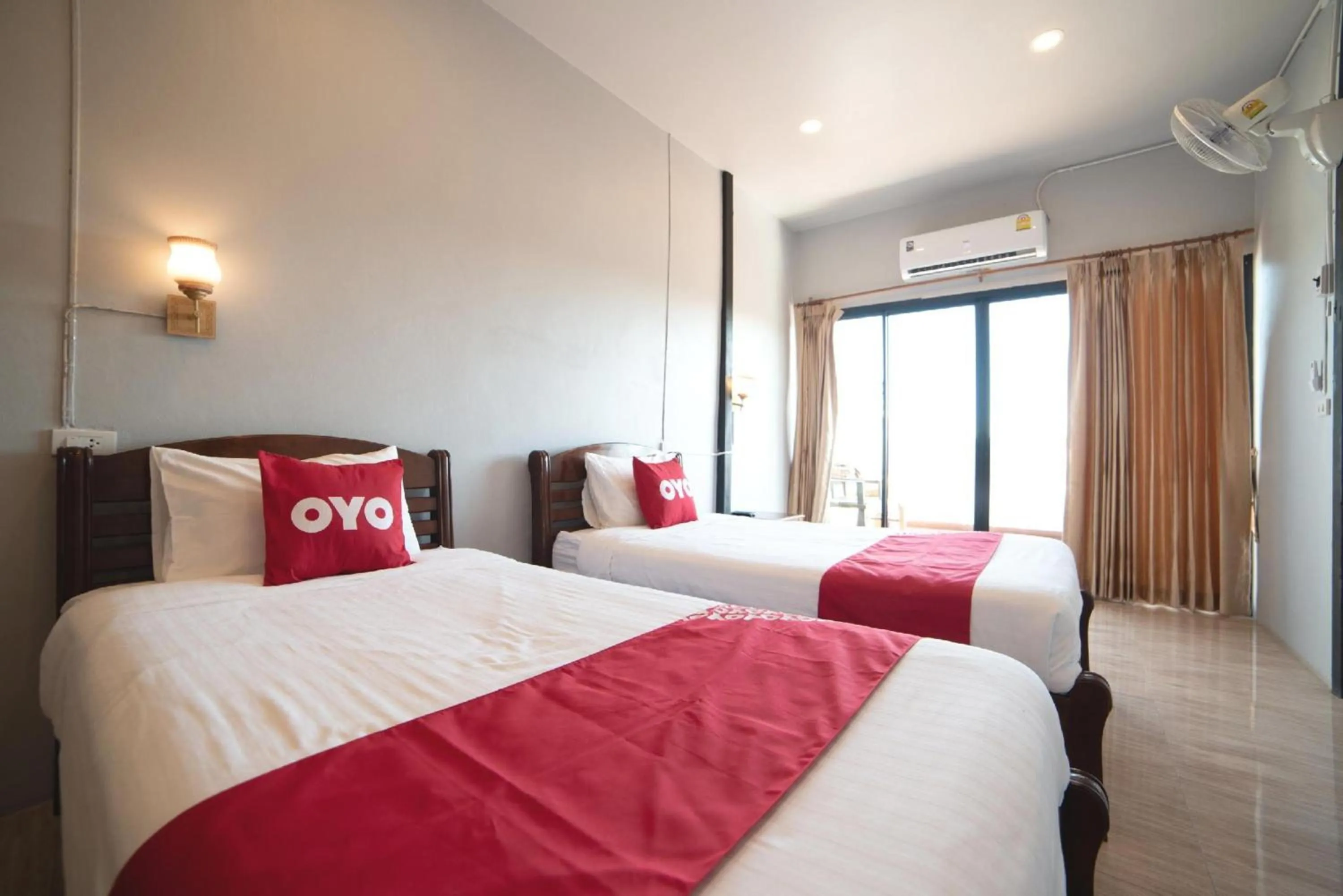 View (from property/room), Bed in OYO 465 Krung Kao Traveller Lodge