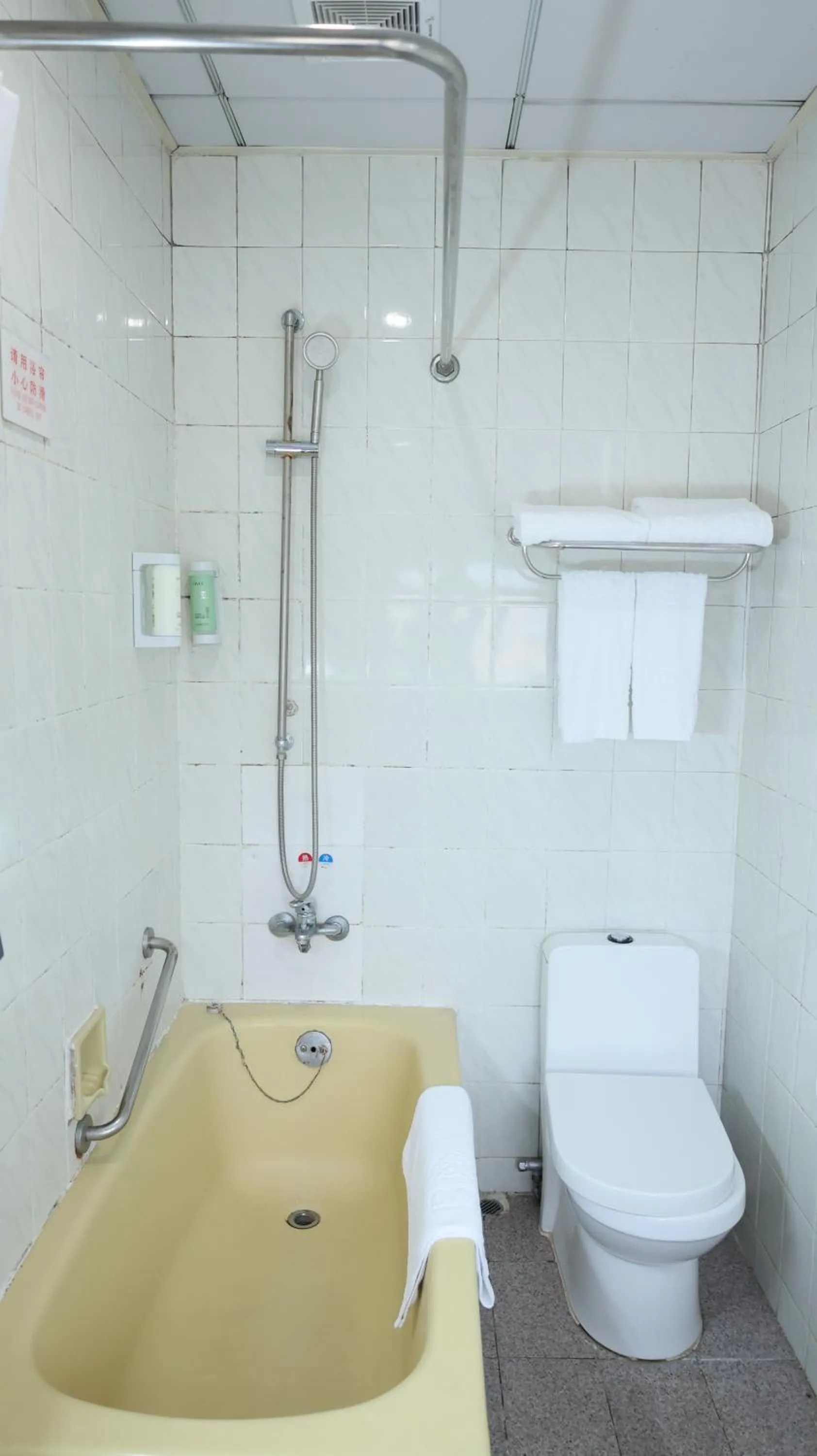 Toilet in Guangzhou Aiqun Hotel - Canton Fair Free Shuttle Bus during Canton Fair period