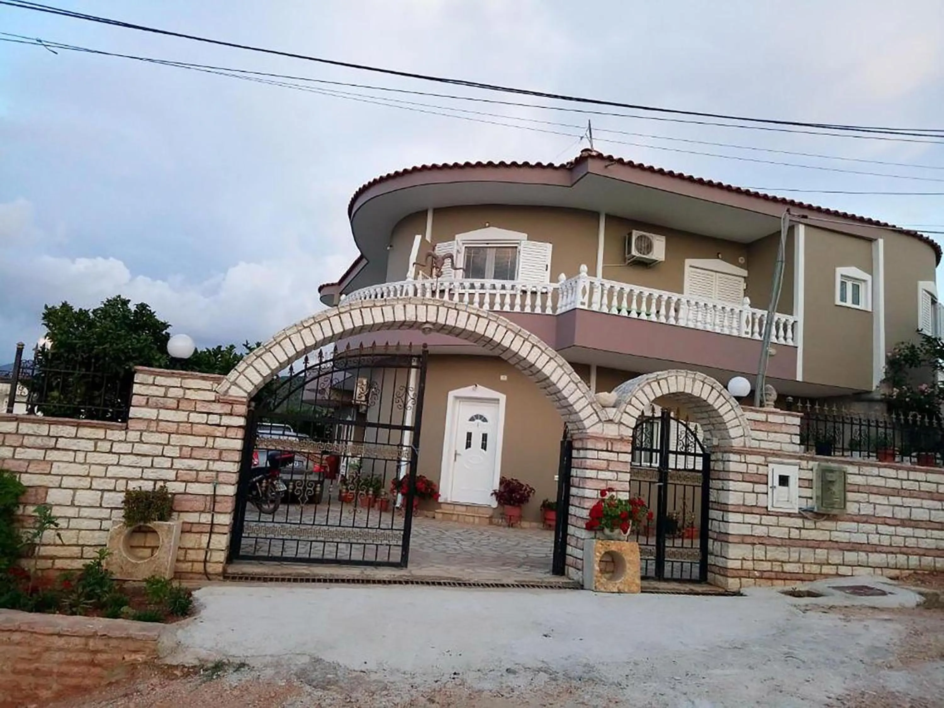 Property building in Vila Zeqo Muka 1