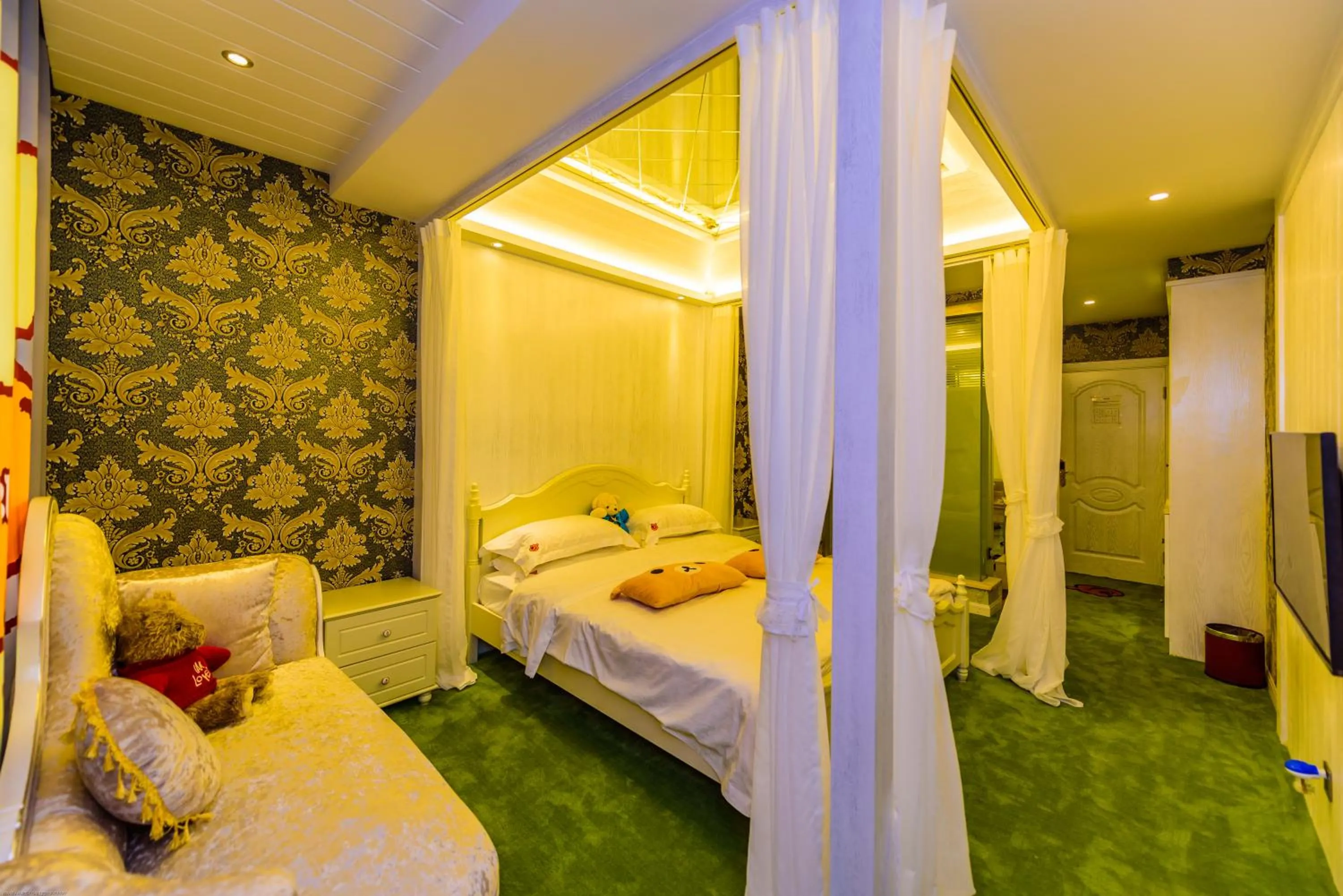 Photo of the whole room, Bed in Mount Emei Teddy Bear Hotel玩具熊酒店