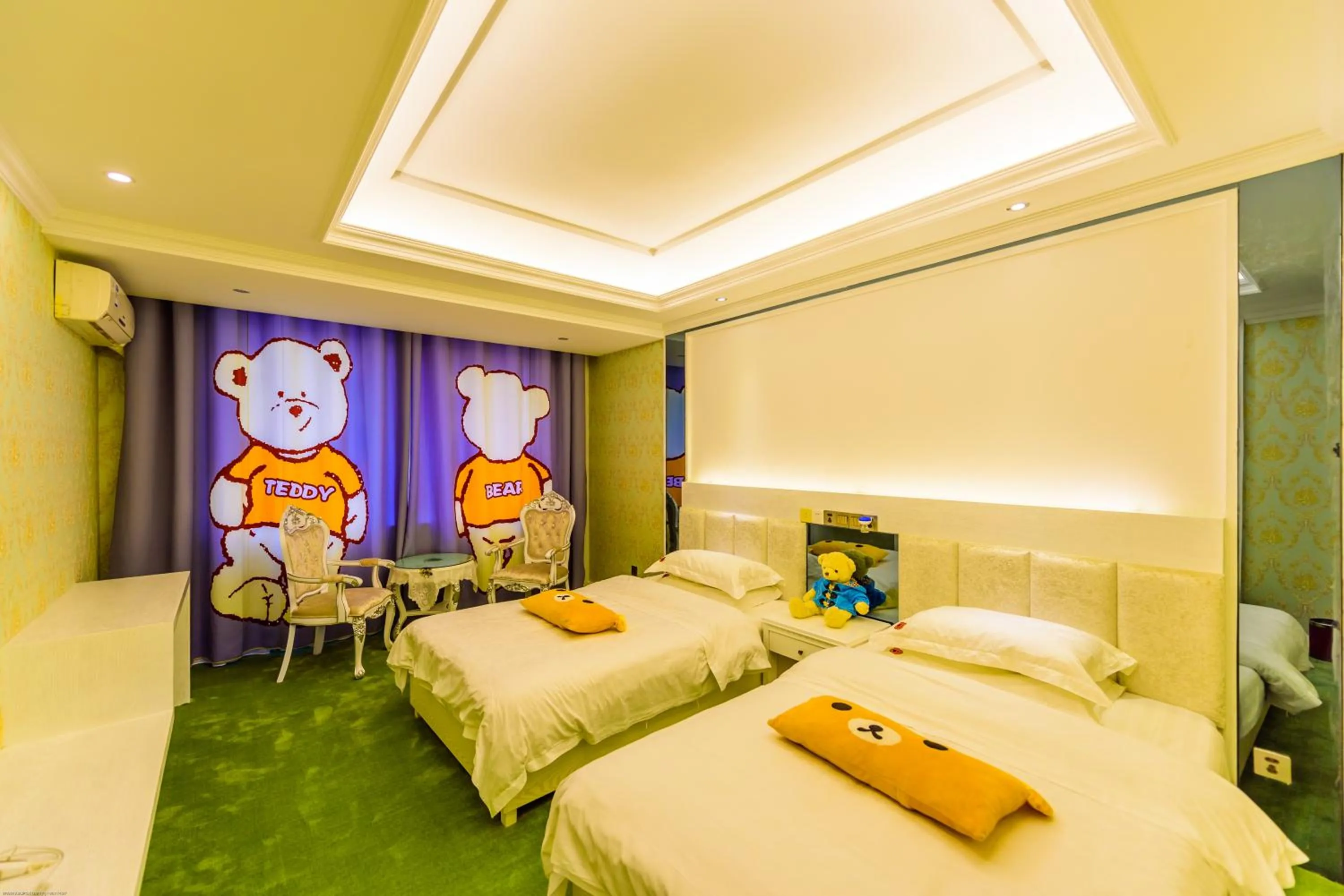 Photo of the whole room, Bed in Mount Emei Teddy Bear Hotel玩具熊酒店
