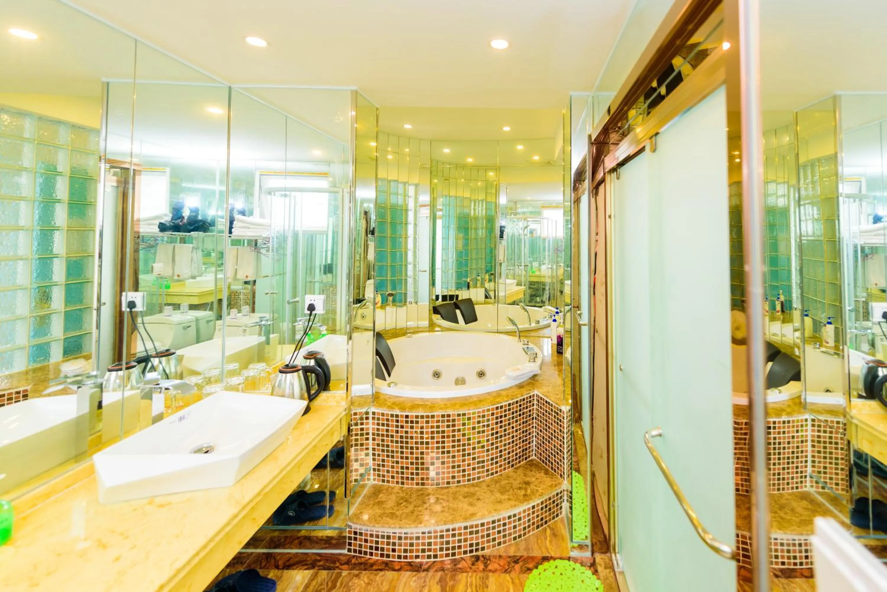 Bathroom in Mount Emei Teddy Bear Hotel玩具熊酒店