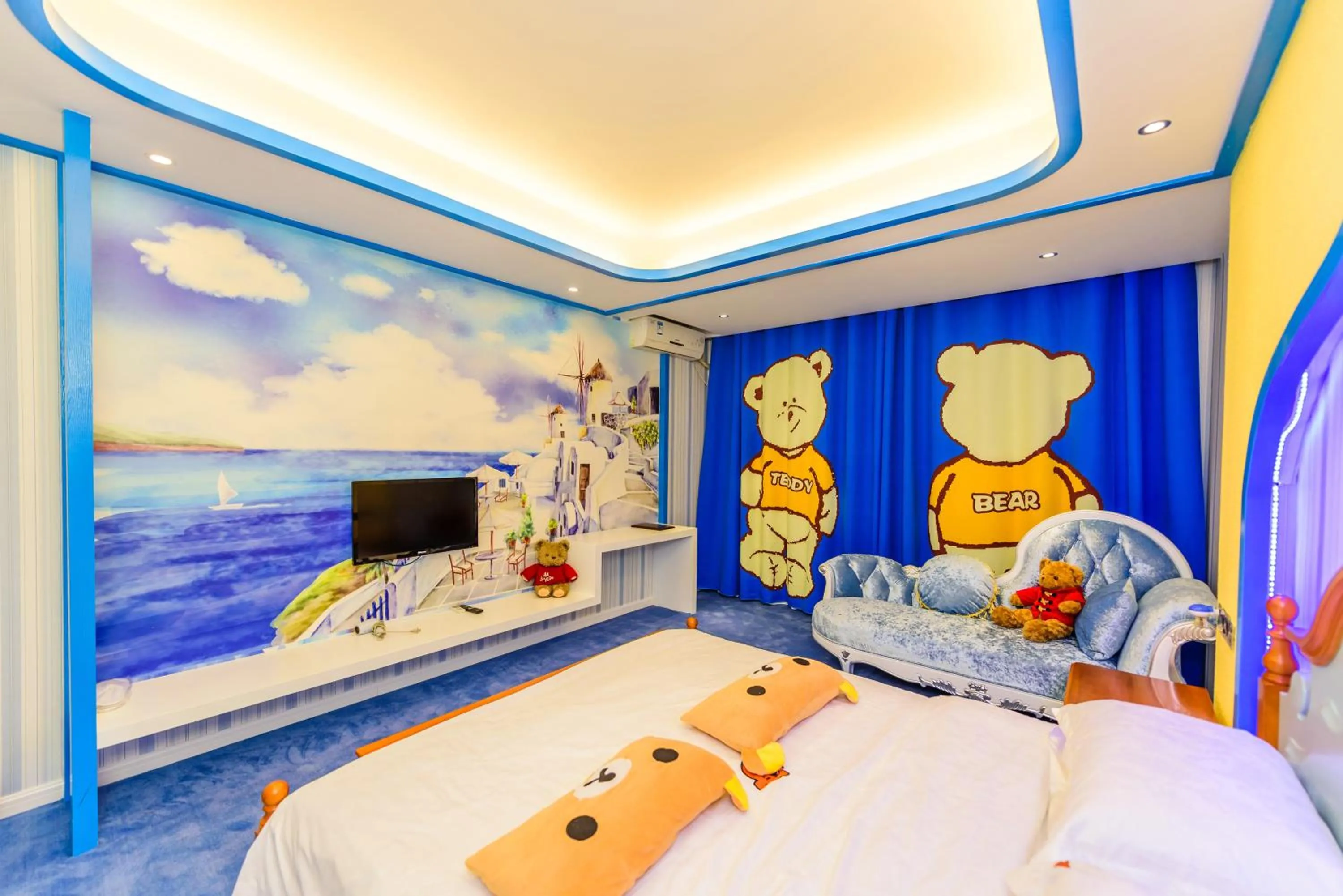 Photo of the whole room, Bed in Mount Emei Teddy Bear Hotel玩具熊酒店