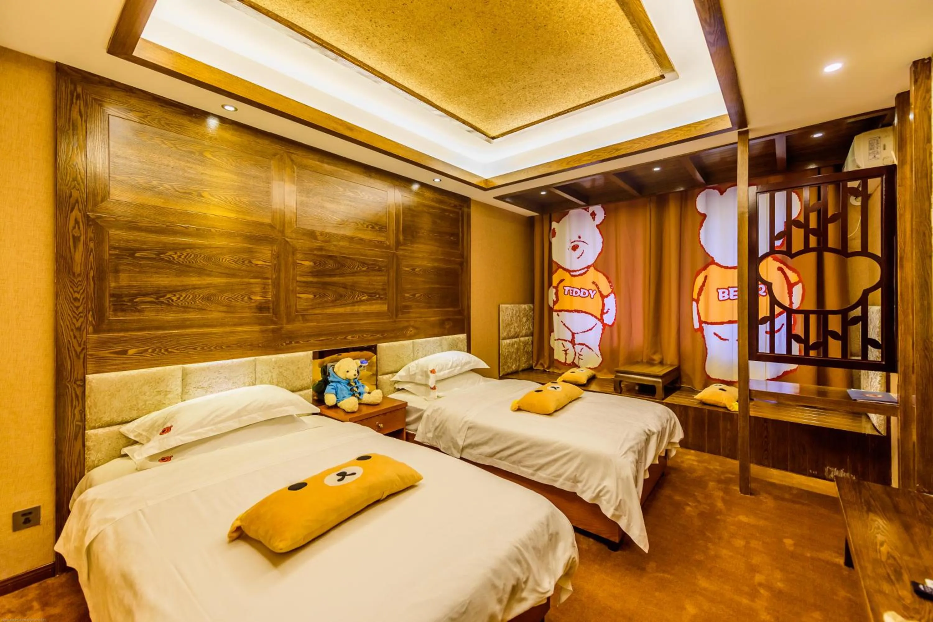 Photo of the whole room, Bed in Mount Emei Teddy Bear Hotel玩具熊酒店