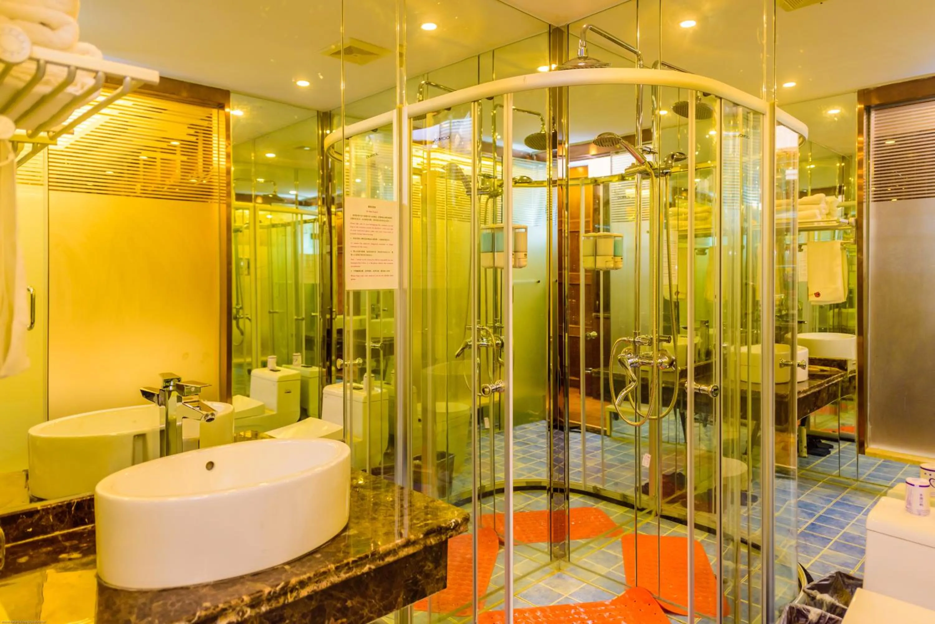 Toilet in Mount Emei Teddy Bear Hotel玩具熊酒店