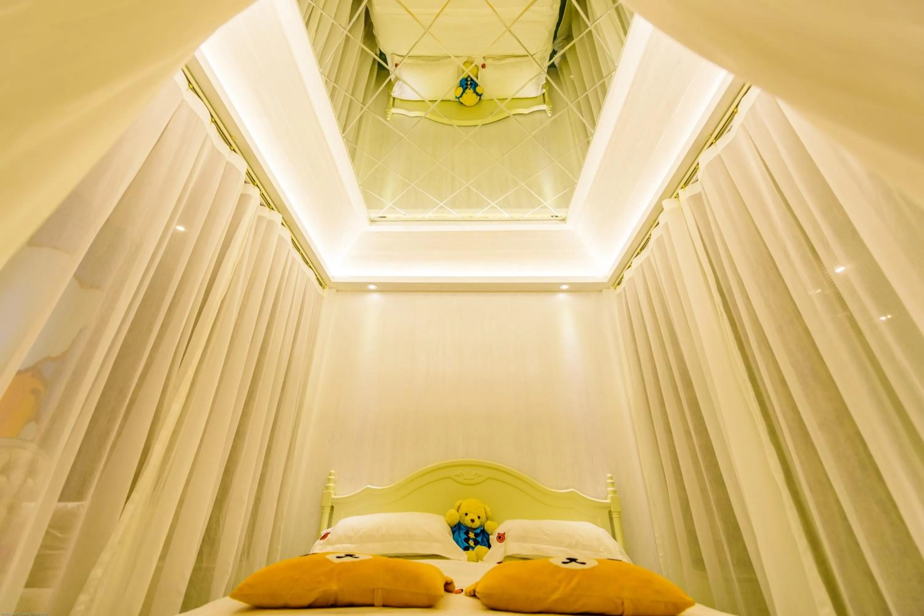 Photo of the whole room, Bed in Mount Emei Teddy Bear Hotel玩具熊酒店