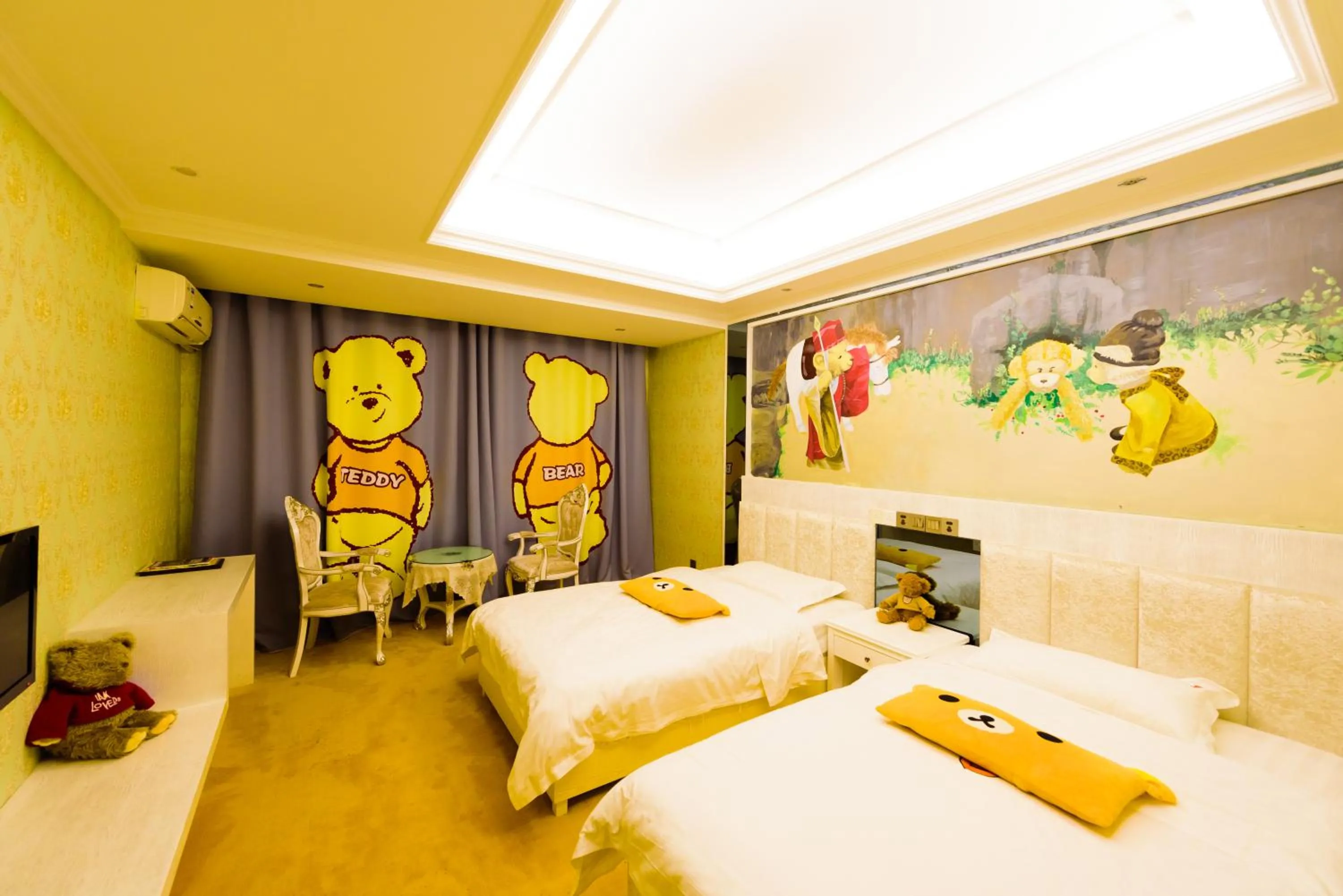 Photo of the whole room, Bed in Mount Emei Teddy Bear Hotel玩具熊酒店
