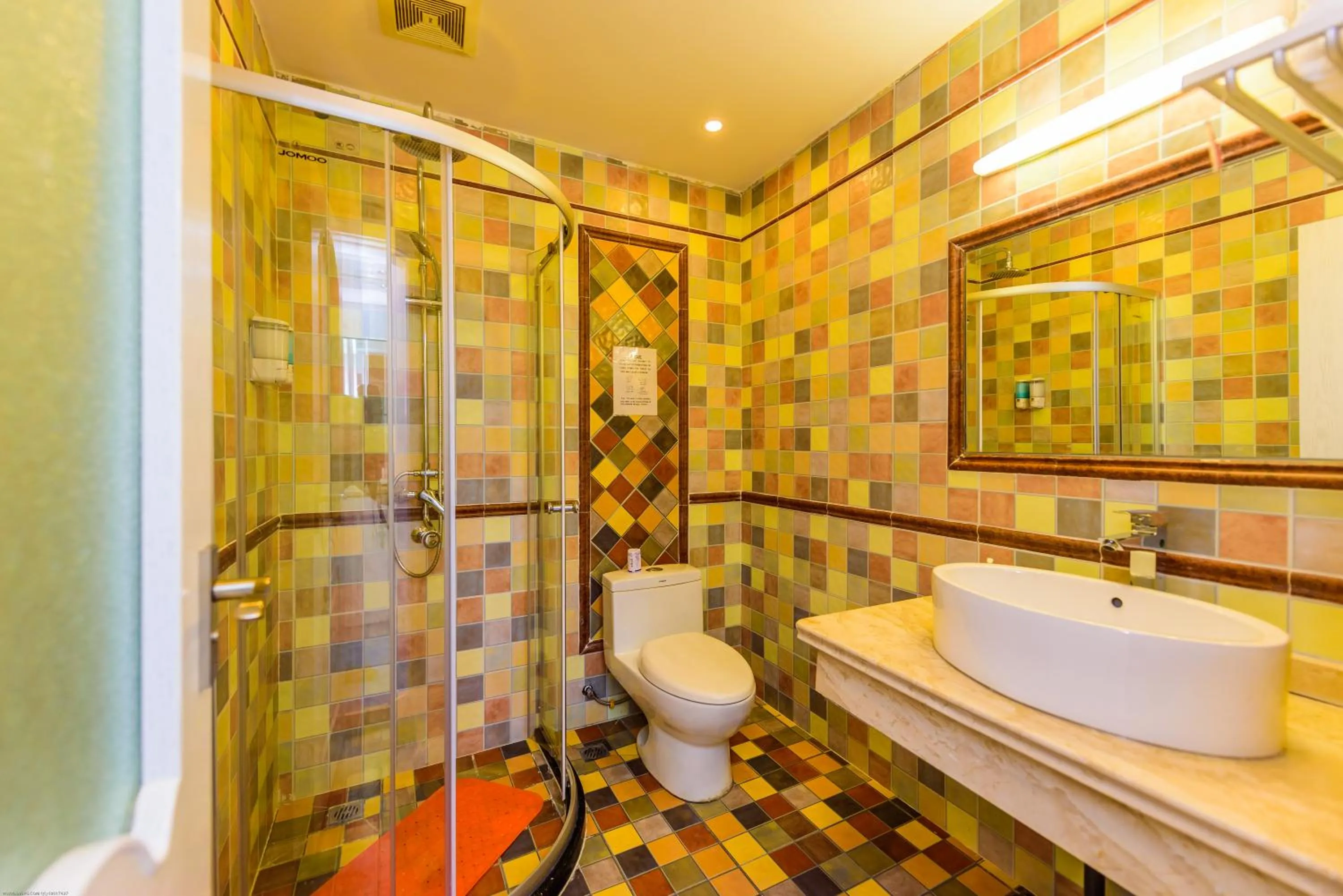 Toilet in Mount Emei Teddy Bear Hotel玩具熊酒店