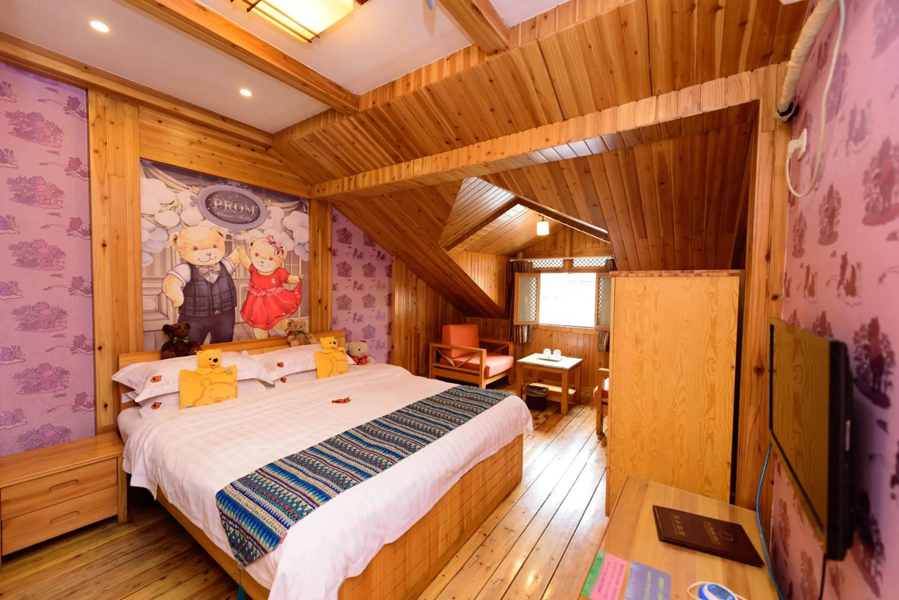 Photo of the whole room, Bed in Mount Emei Teddy Bear Hotel玩具熊酒店