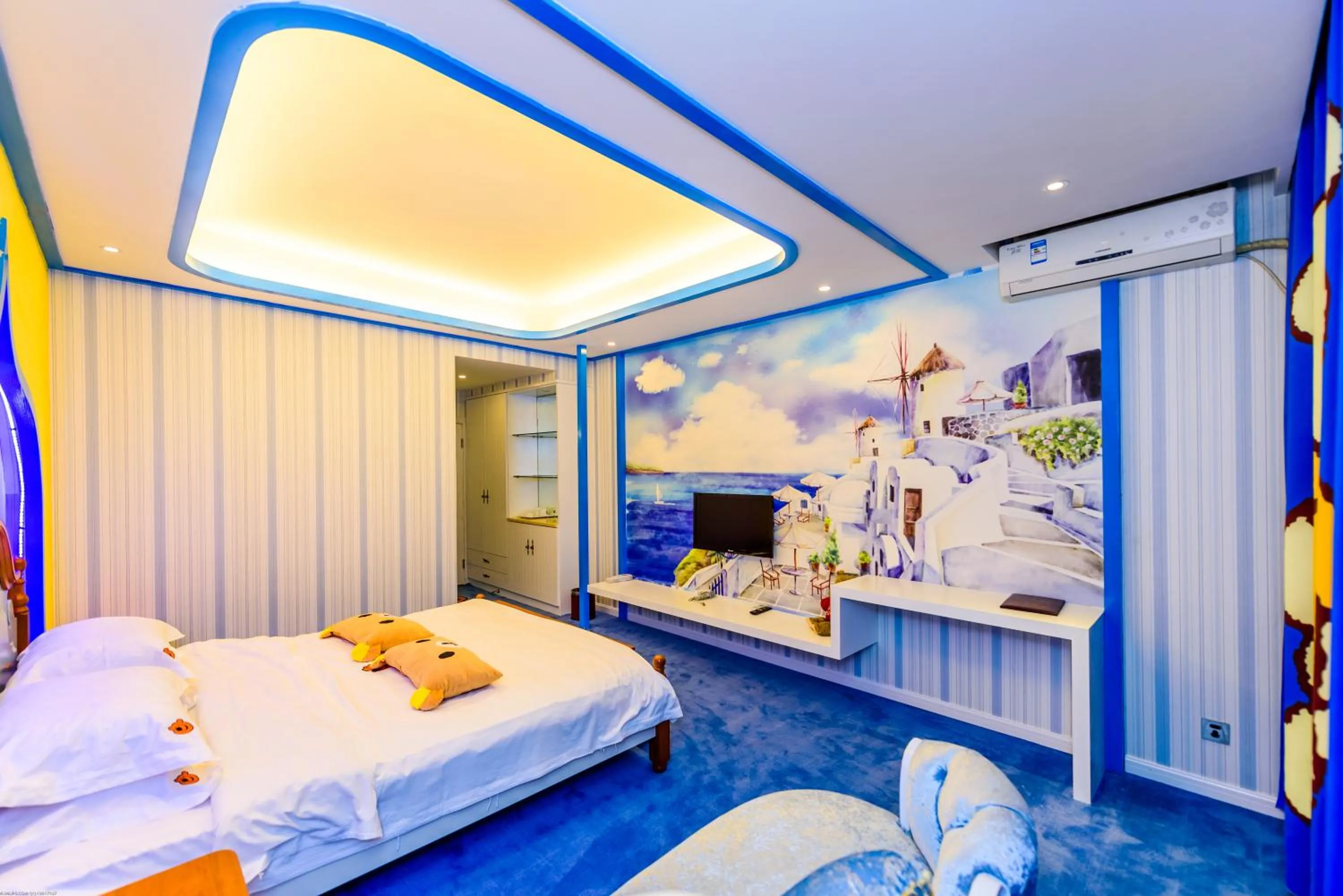 Photo of the whole room, Bed in Mount Emei Teddy Bear Hotel玩具熊酒店