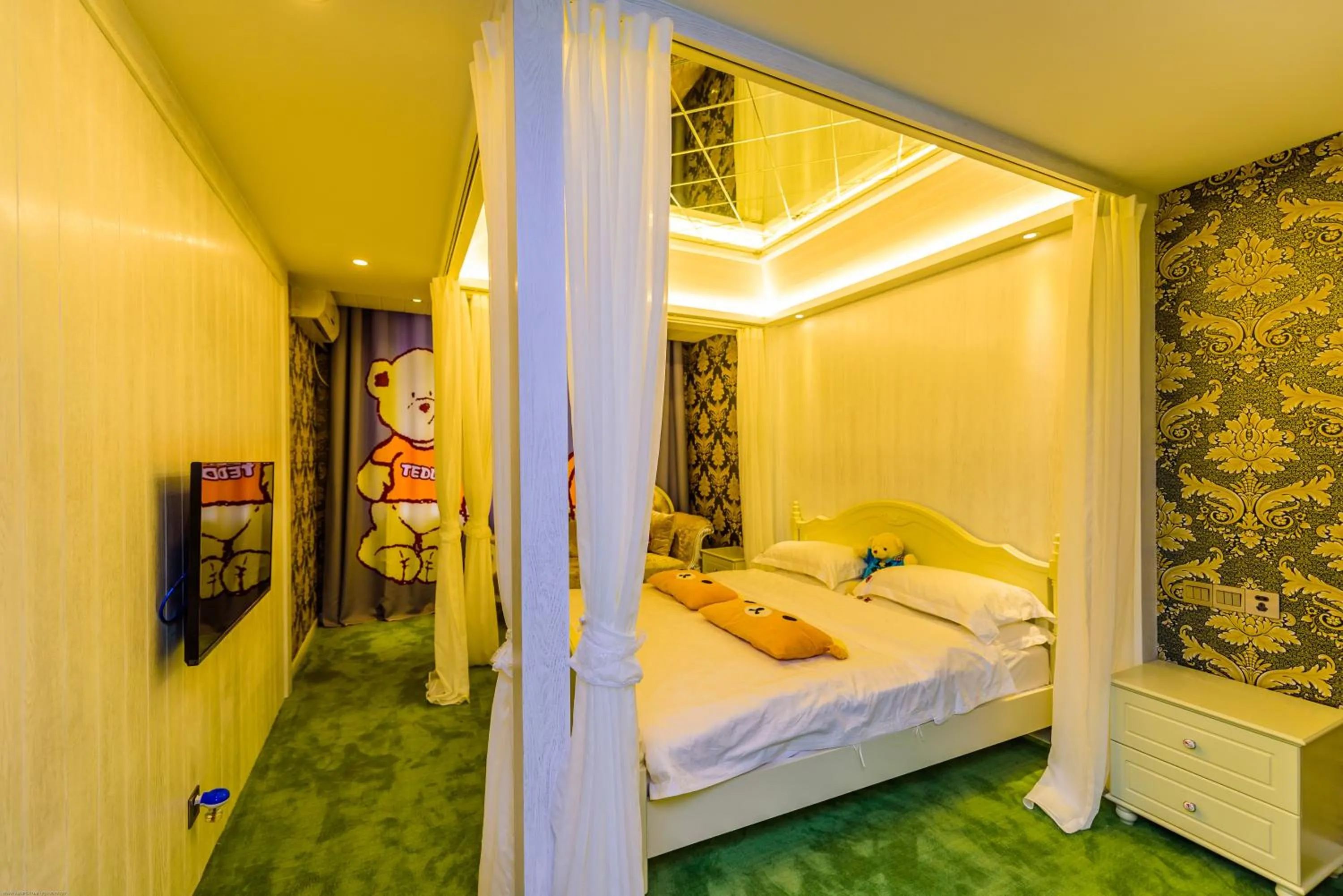 Photo of the whole room, Bed in Mount Emei Teddy Bear Hotel玩具熊酒店