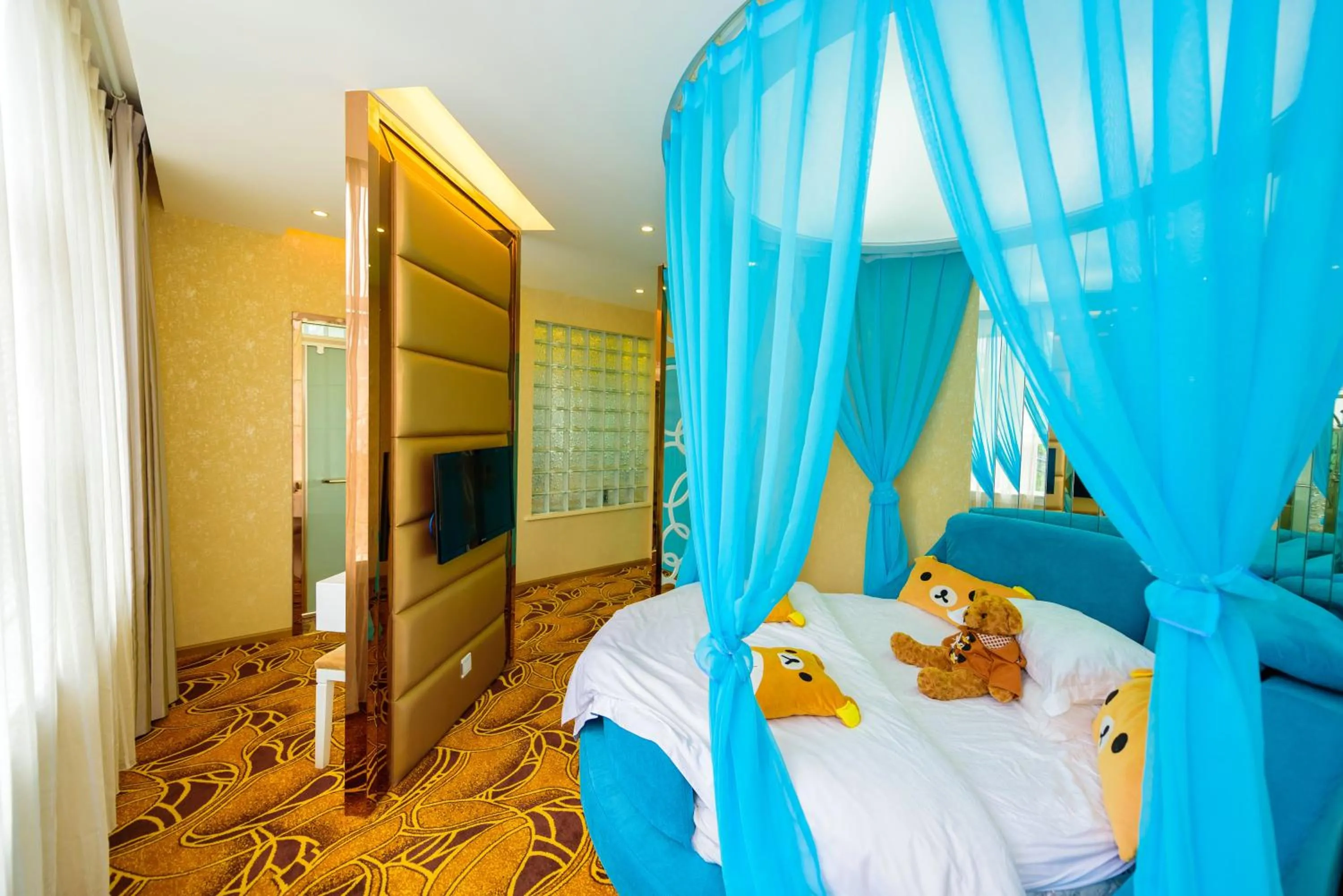 Photo of the whole room, Bed in Mount Emei Teddy Bear Hotel玩具熊酒店