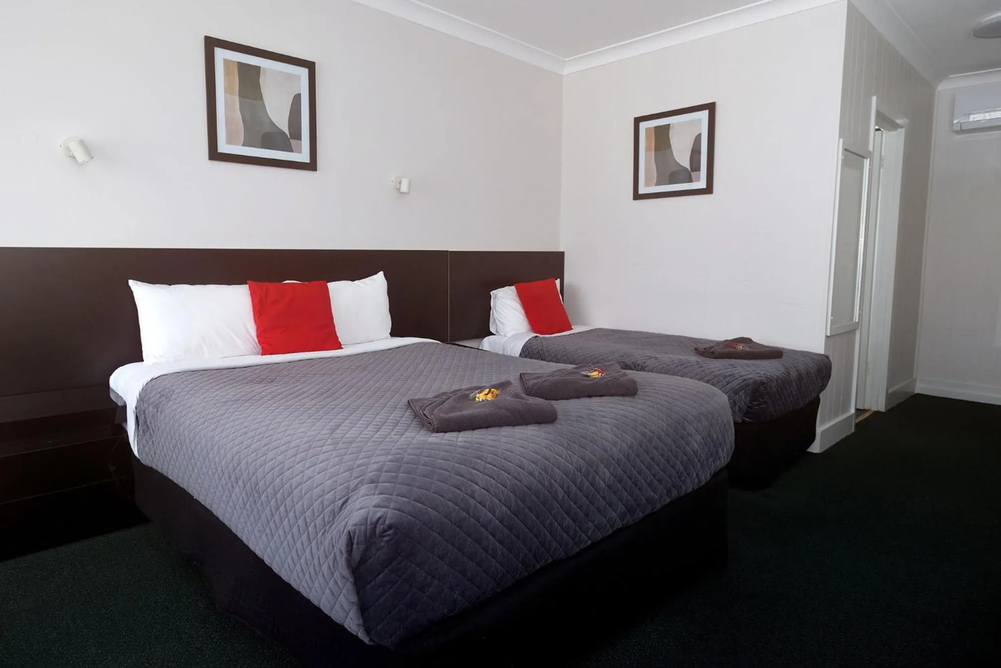 Photo of the whole room, Bed in Glynlea Motel