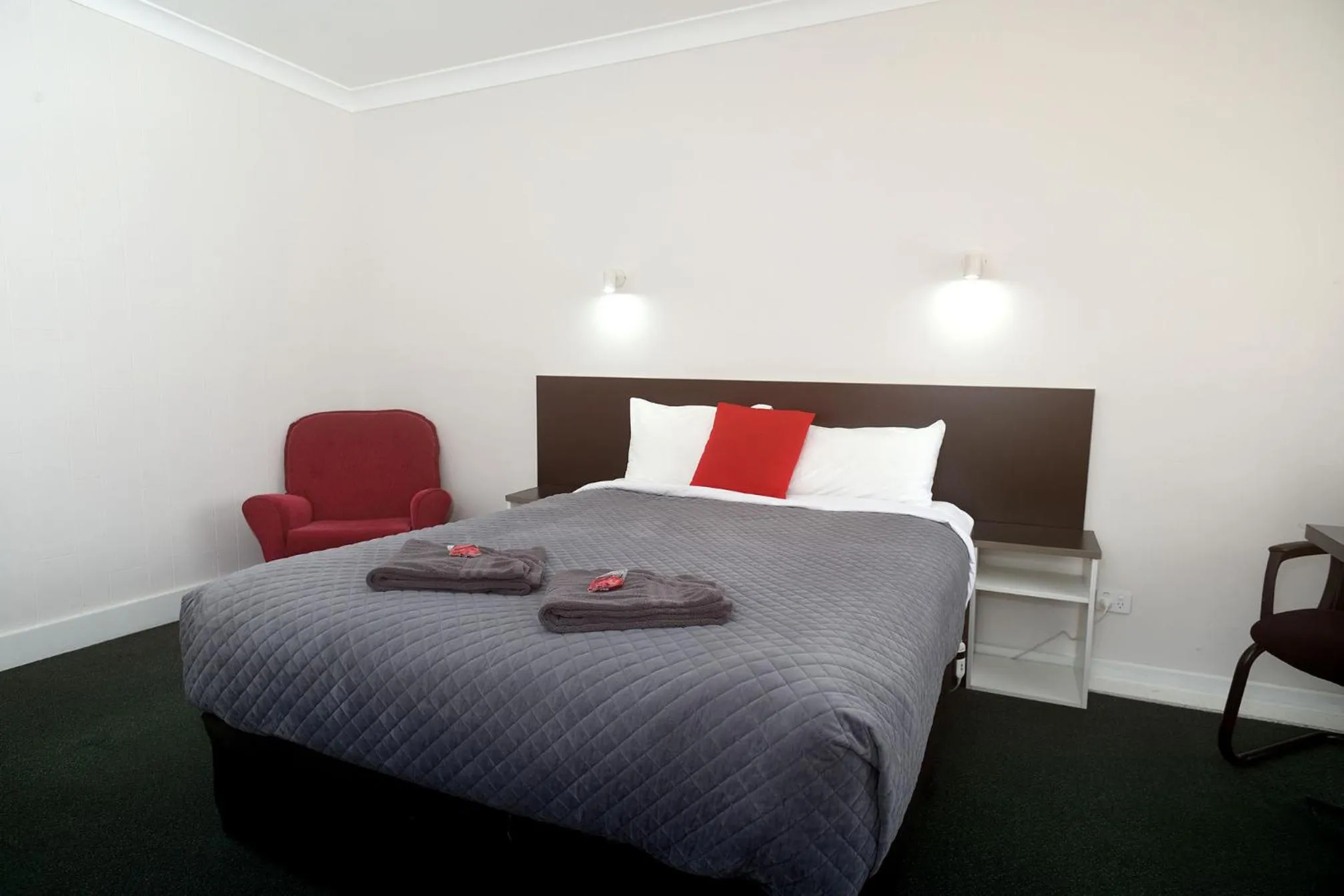 Bed in Glynlea Motel