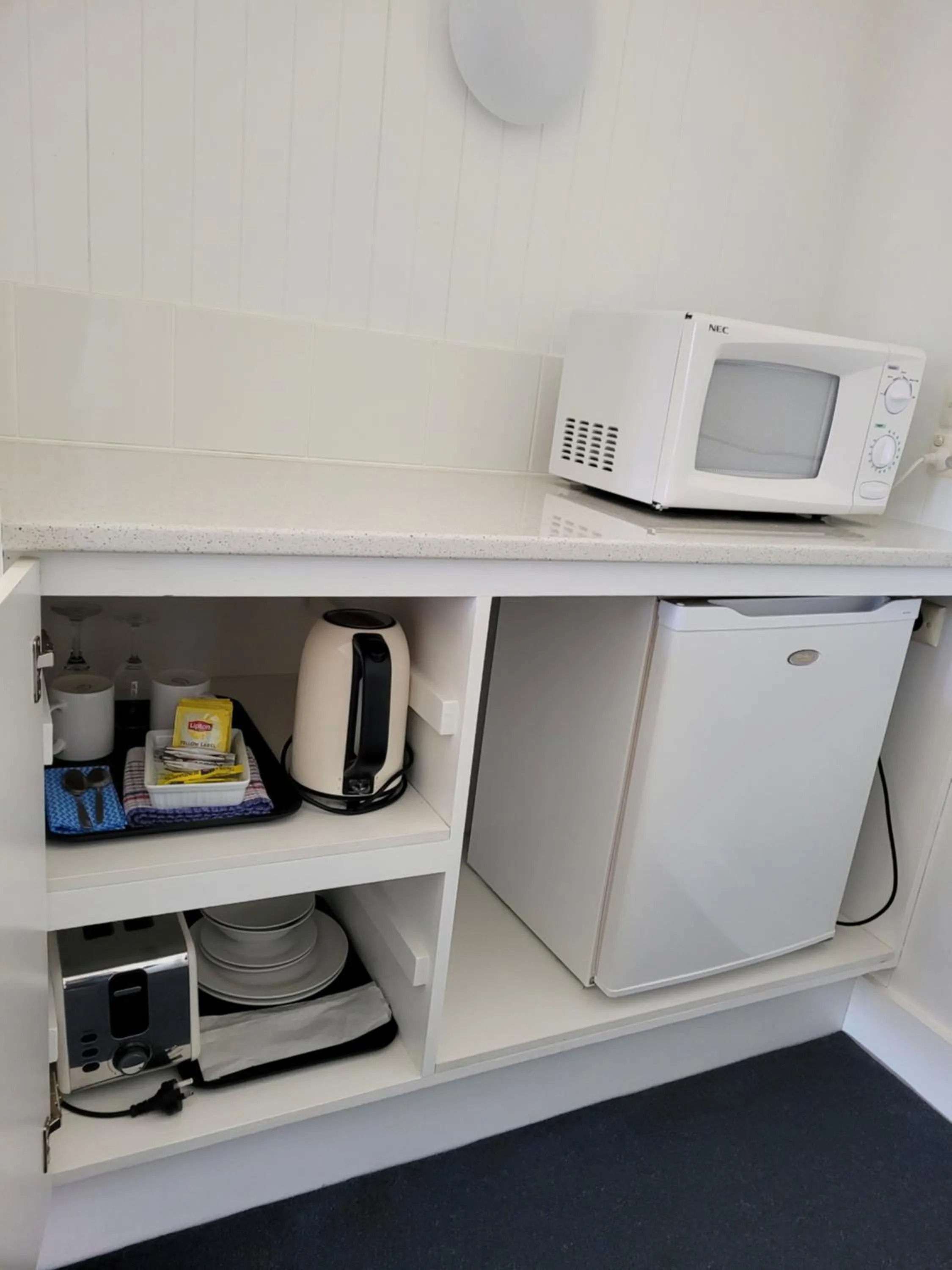 Coffee/tea facilities in Glynlea Motel