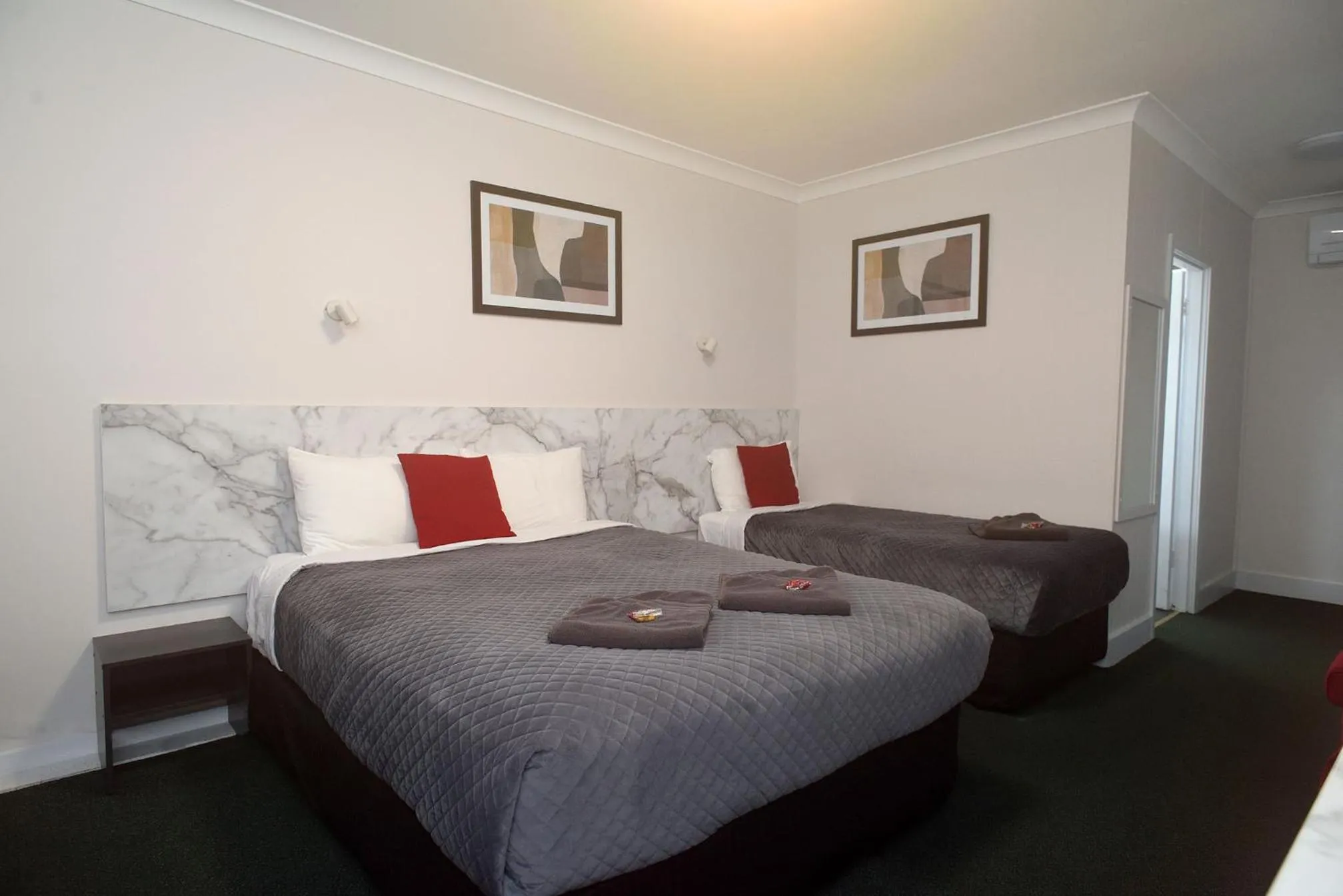 Bed in Glynlea Motel