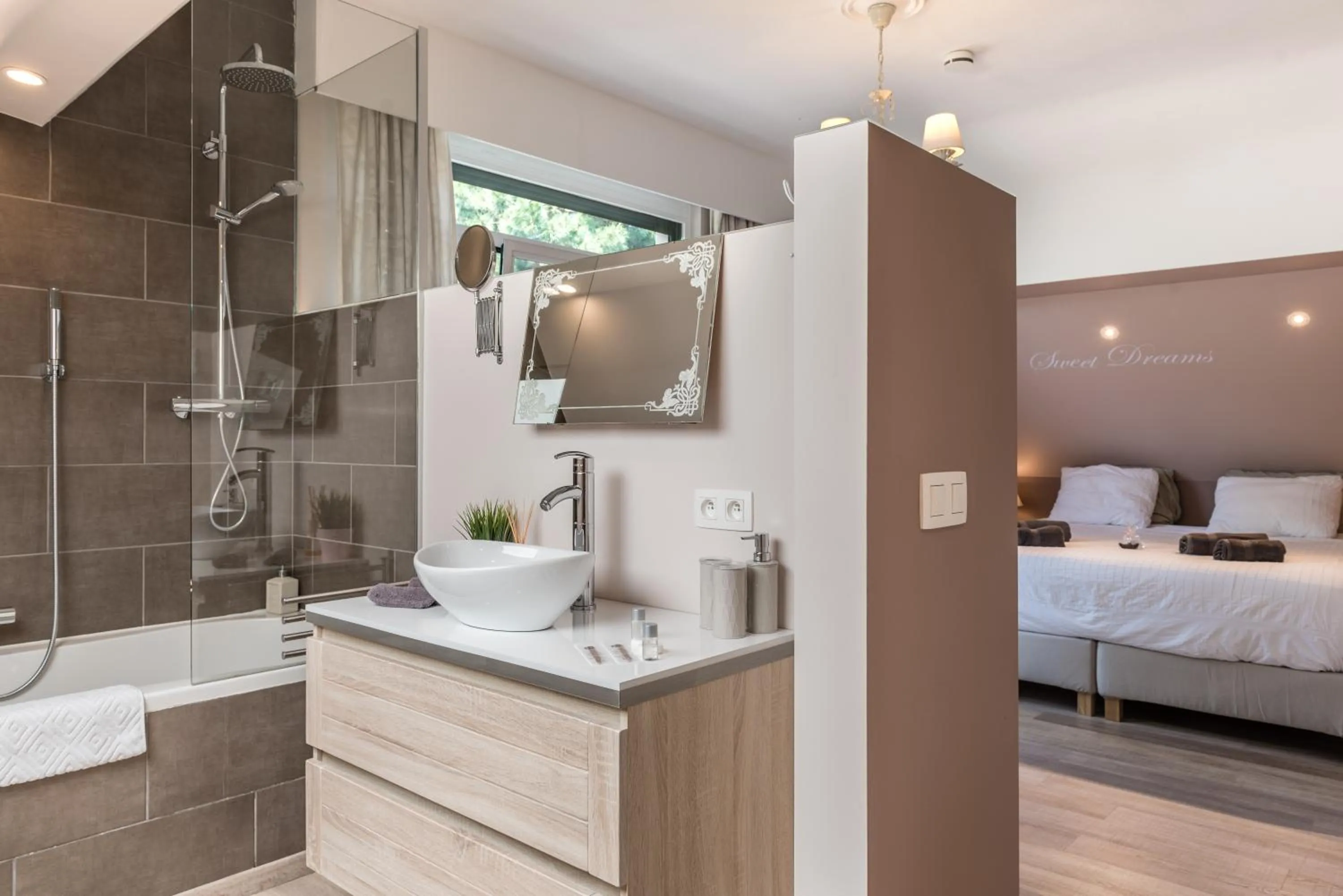 Toilet, Bed in B&B Alegría