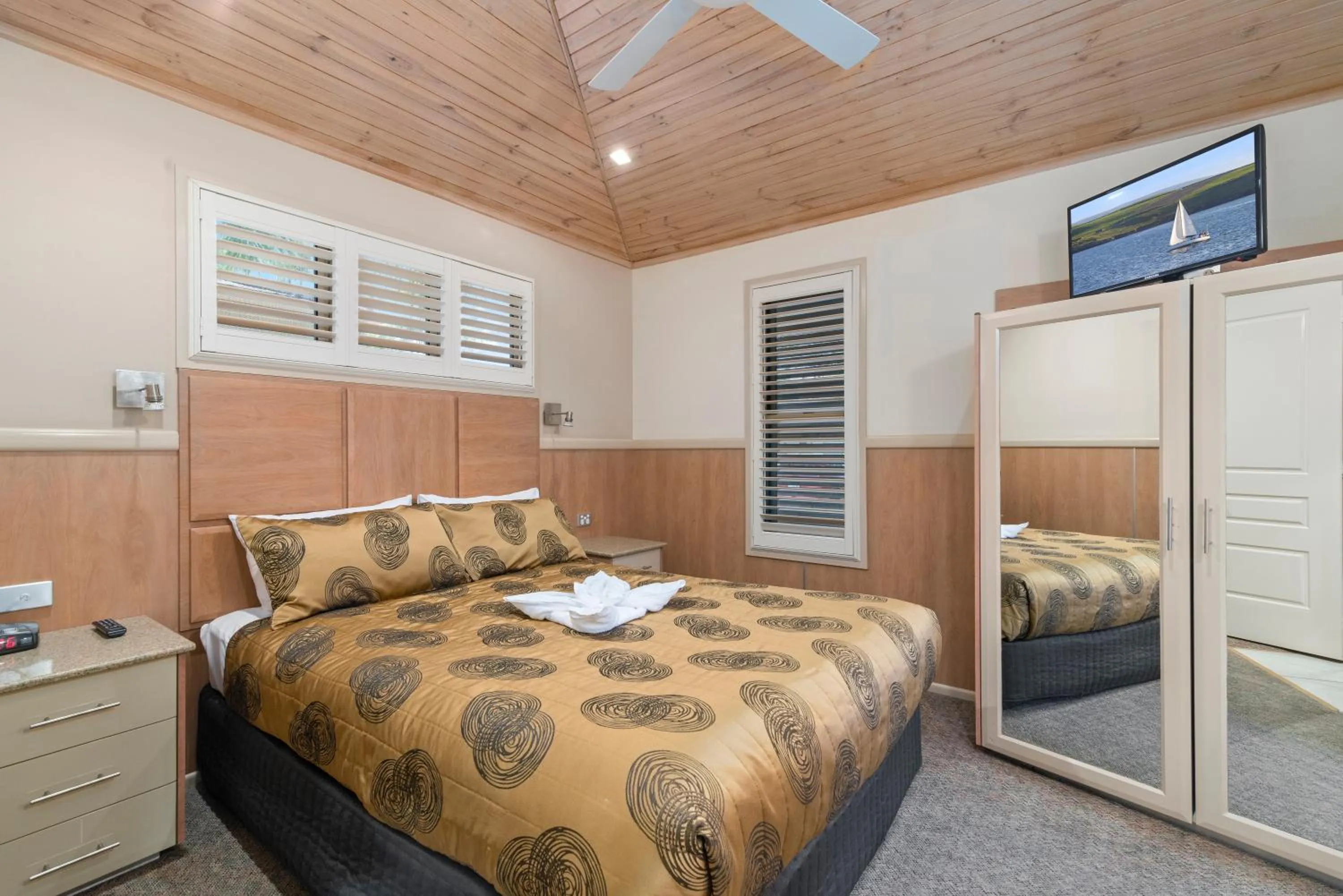 Bedroom, Bed in Ashmore Palms Holiday Village