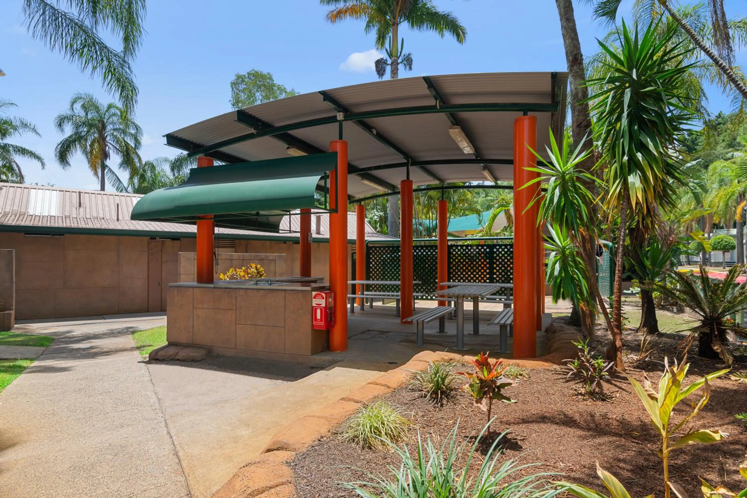 BBQ facilities in Ashmore Palms Holiday Village