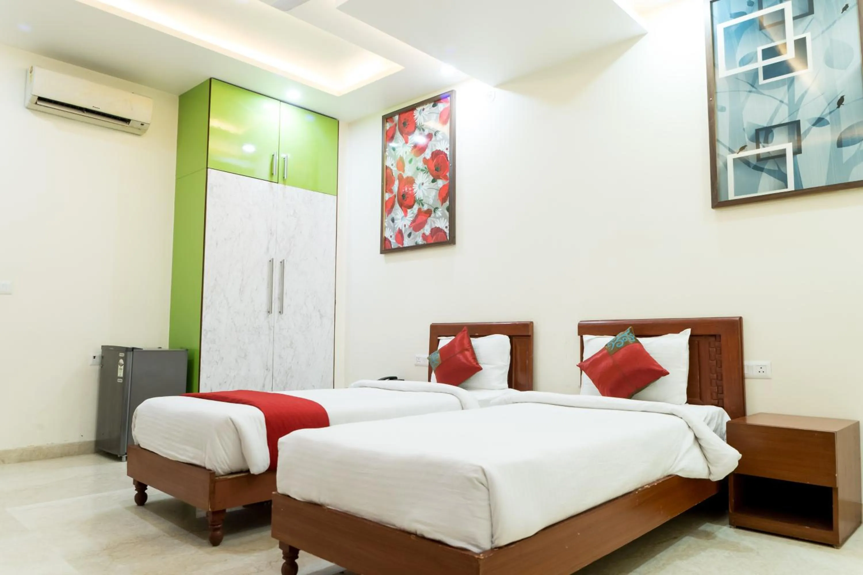 Bed in SM Palace (Near Apollo Hospital)