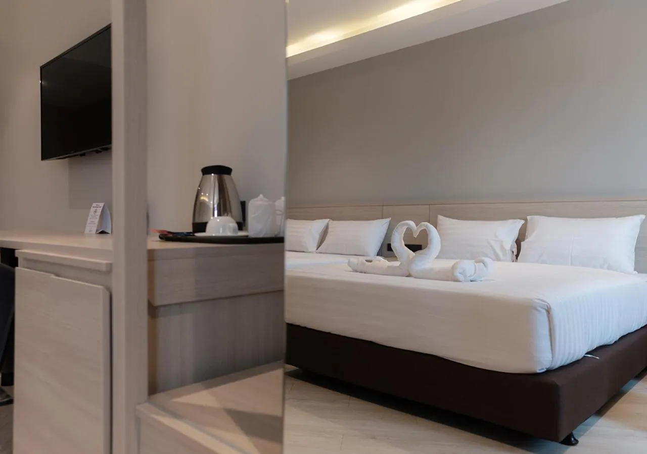 Coffee/tea facilities, Bed in The Rich Hotel