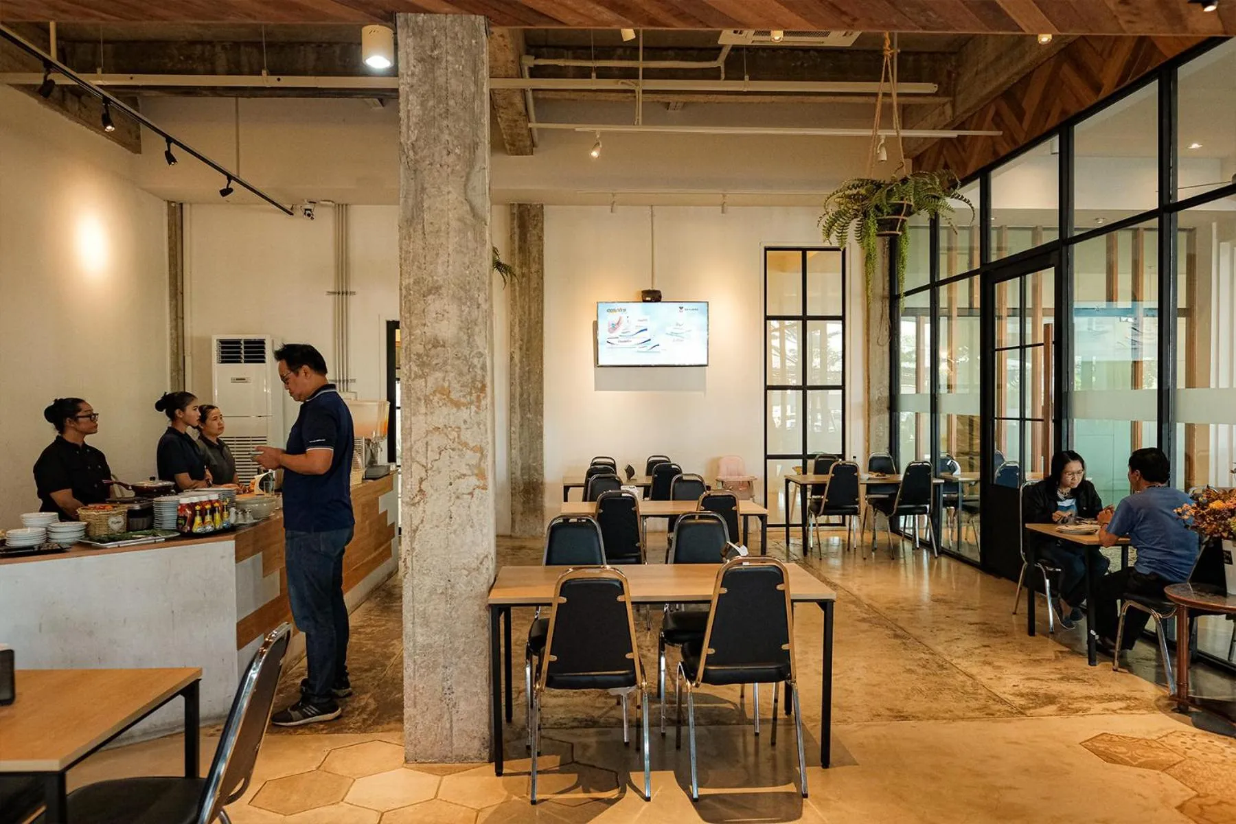 Restaurant/places to eat in The Rich Hotel