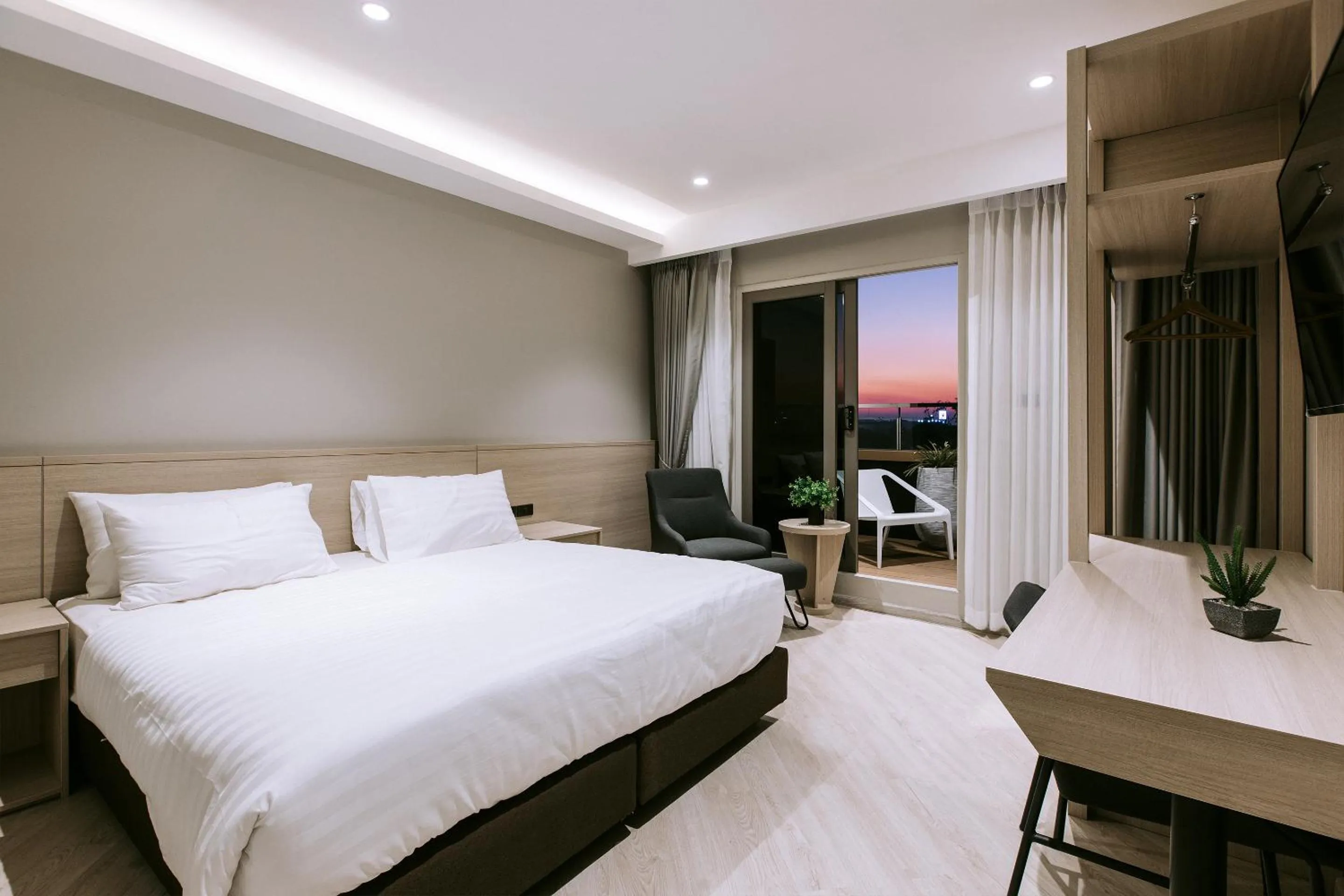 Photo of the whole room, Bed in The Rich Hotel