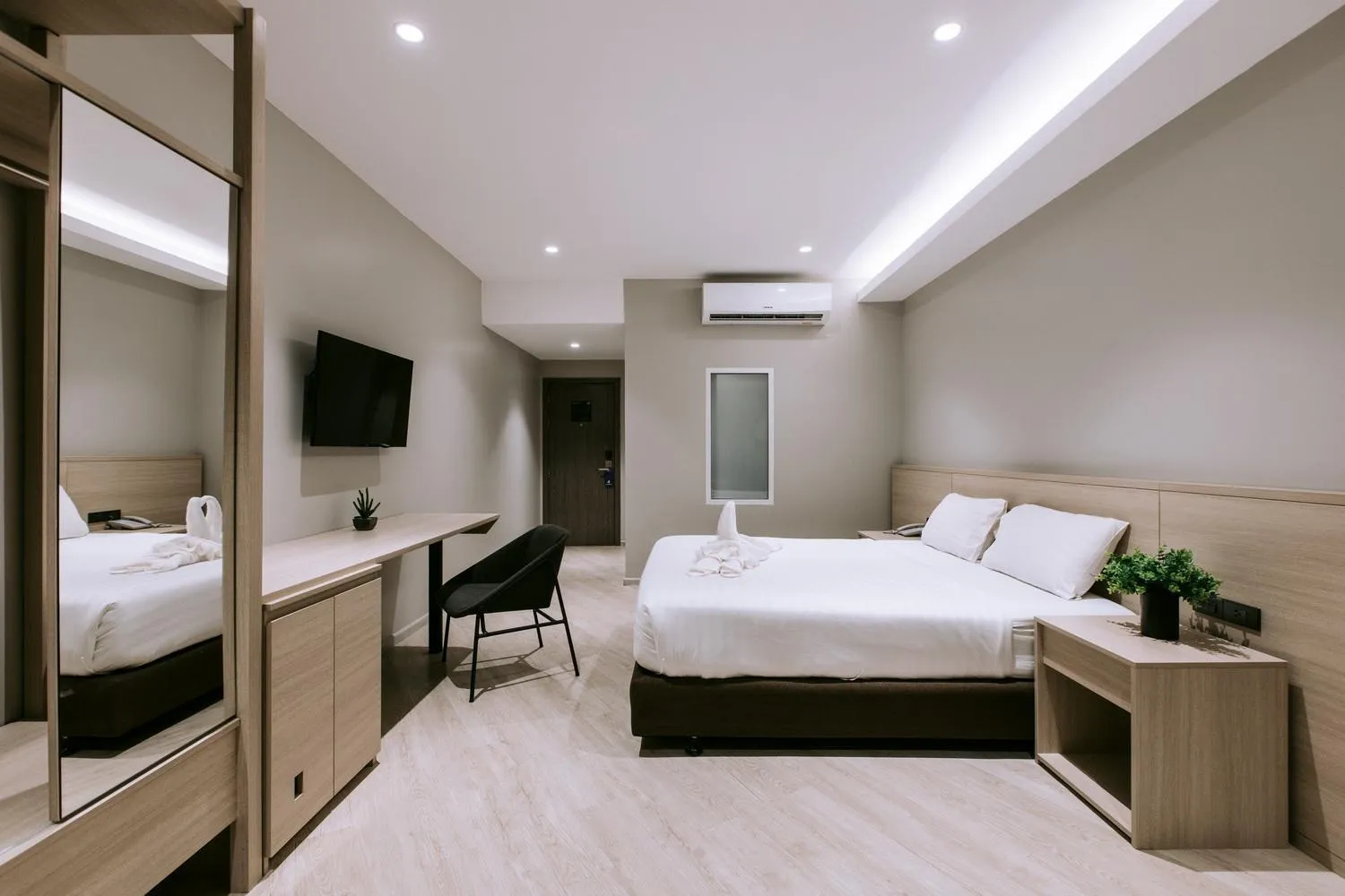 Photo of the whole room, Bed in The Rich Hotel