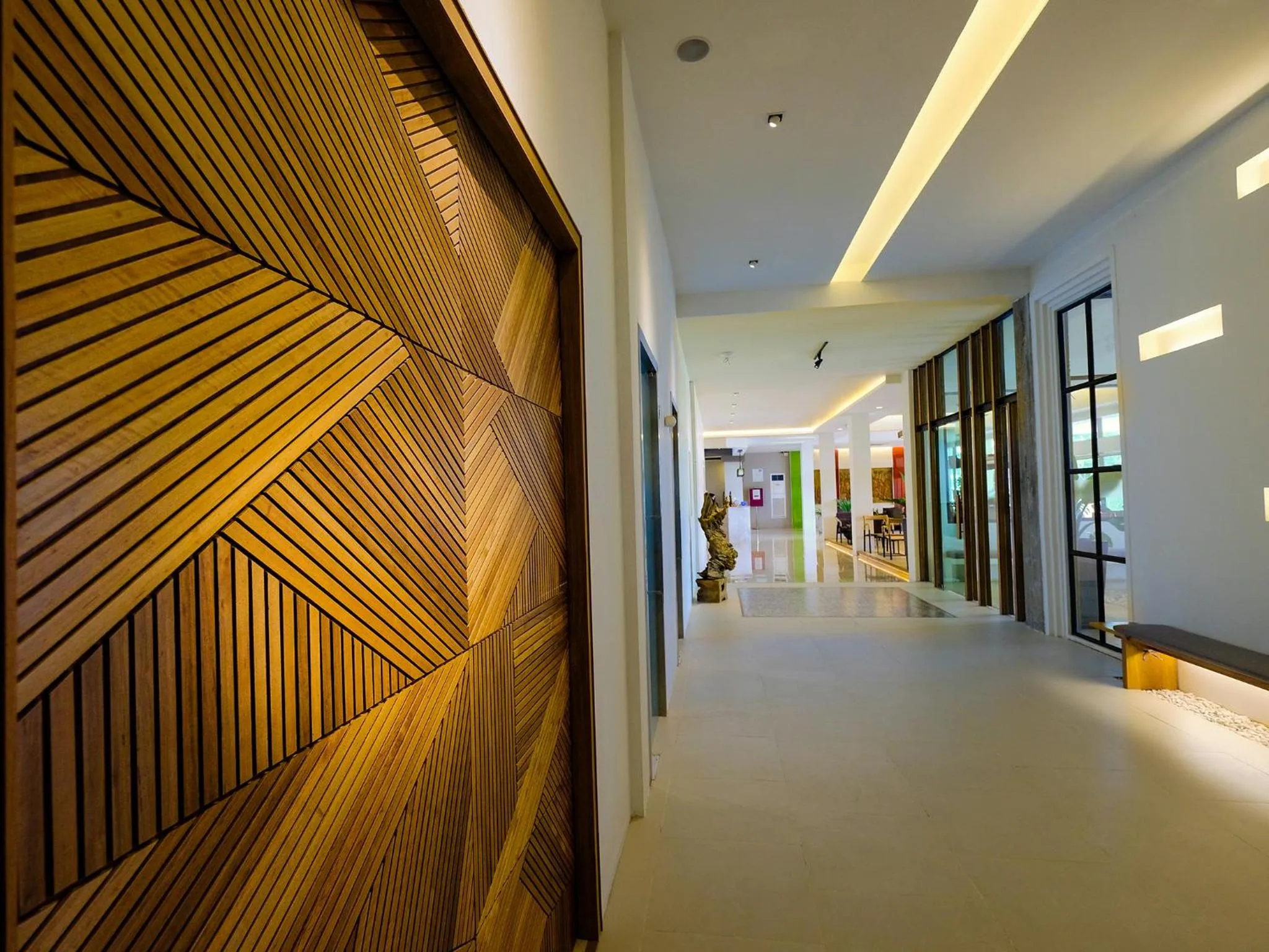 Restaurant/places to eat in The Rich Hotel