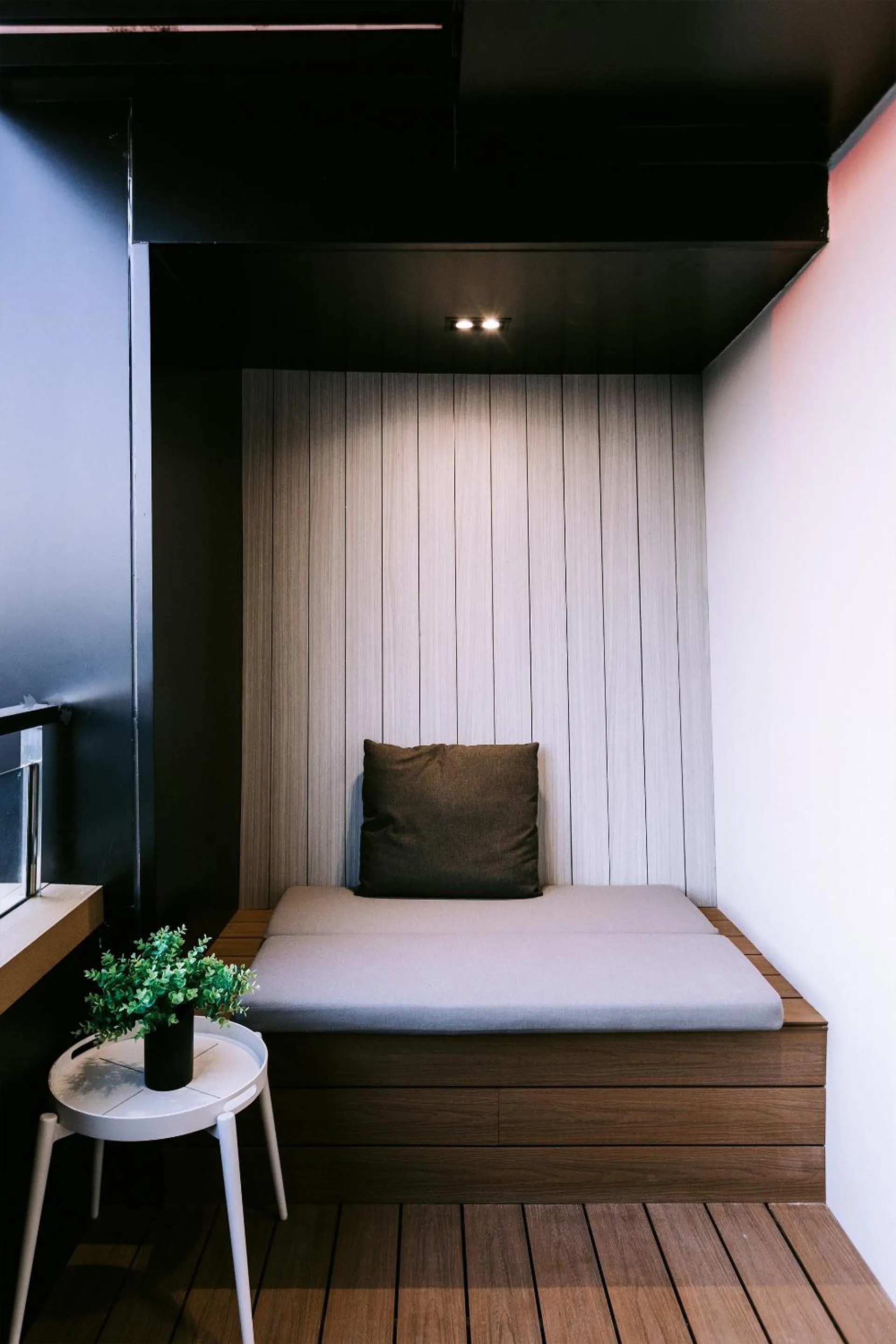 Seating area, Bed in The Rich Hotel