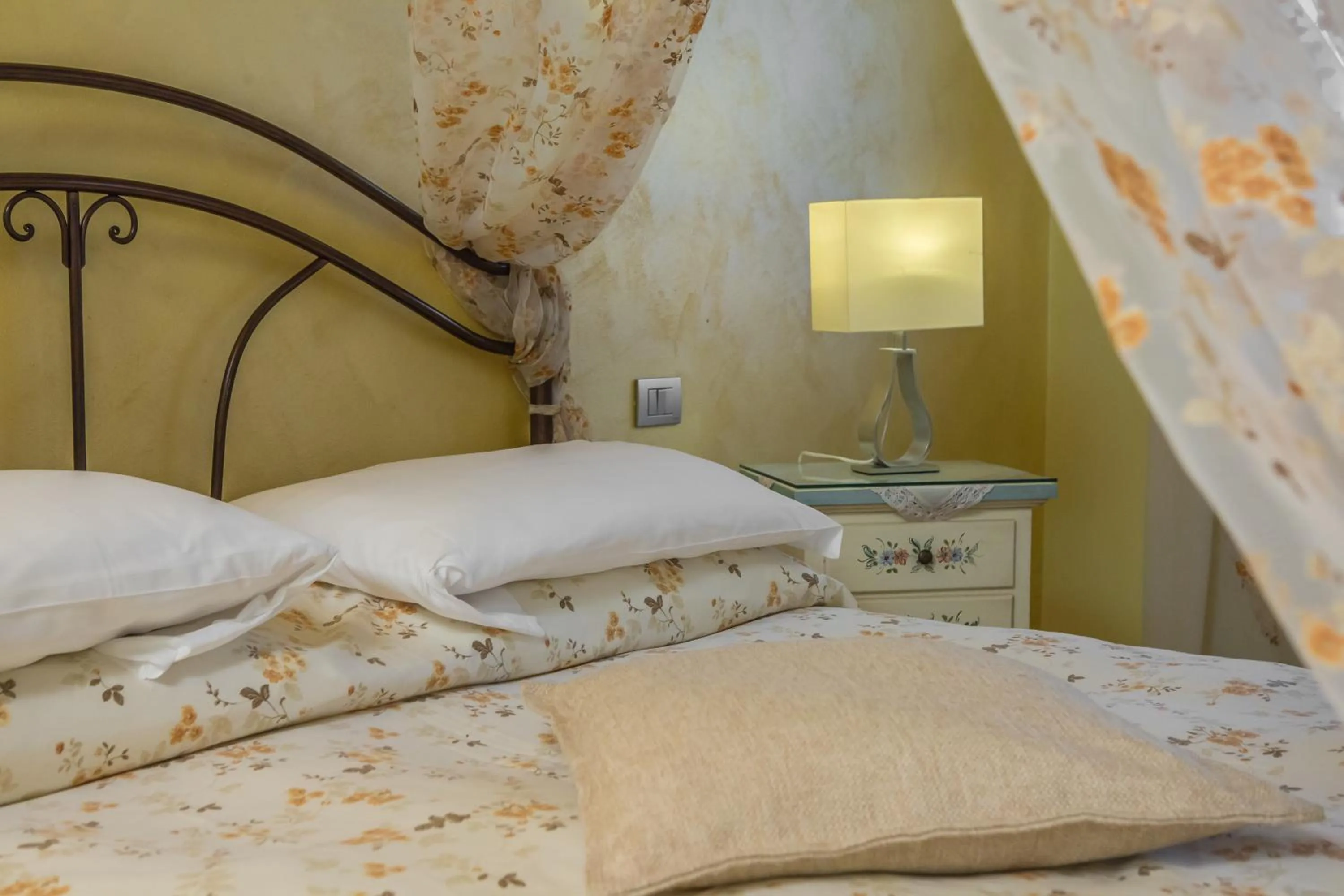 Decorative detail, Bed in Agriturismo dei Grippi