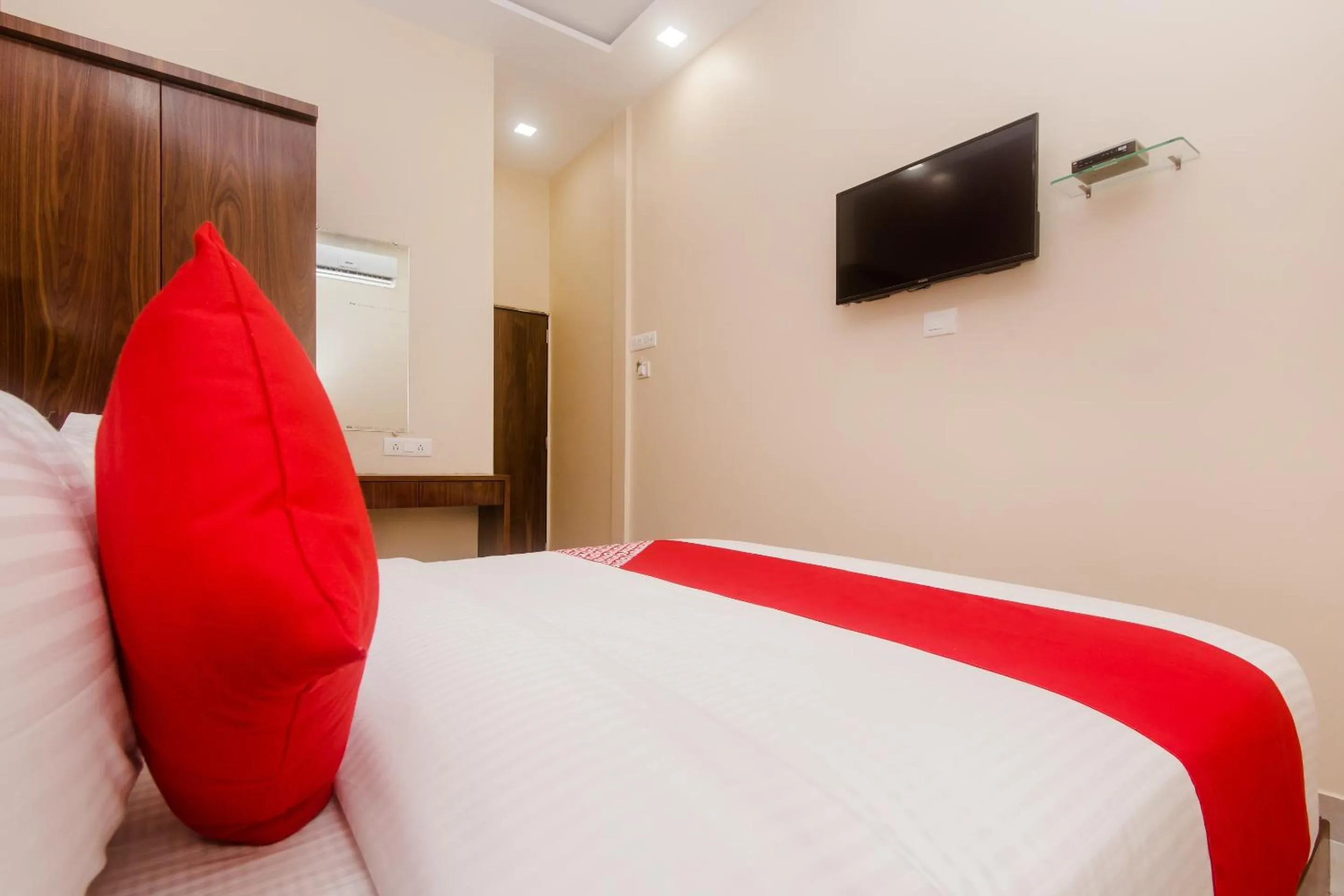 Bedroom, Bed in Hotel O Greenforest Near Airport Road Metro Station