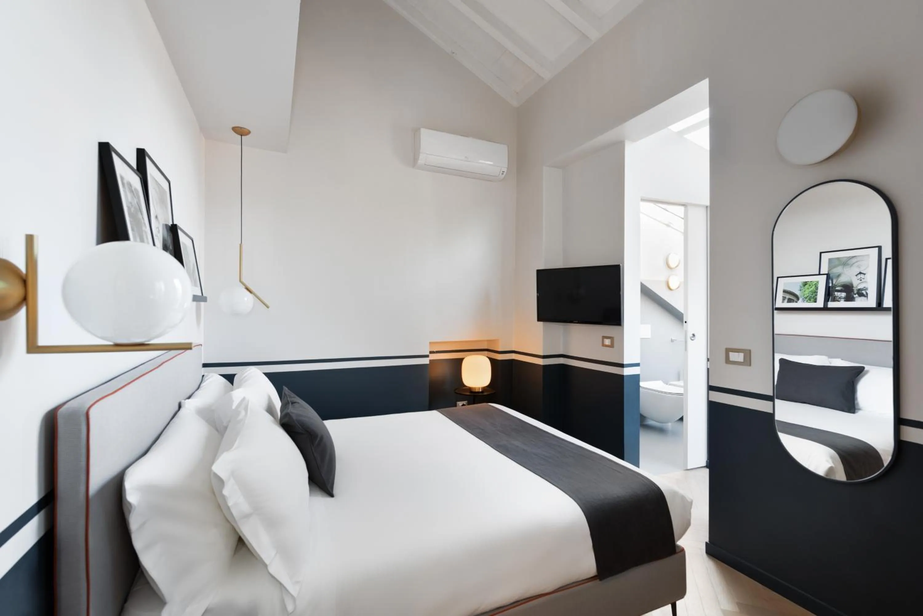 Bedroom, Bed in Velvet Grey Boutique Hotel