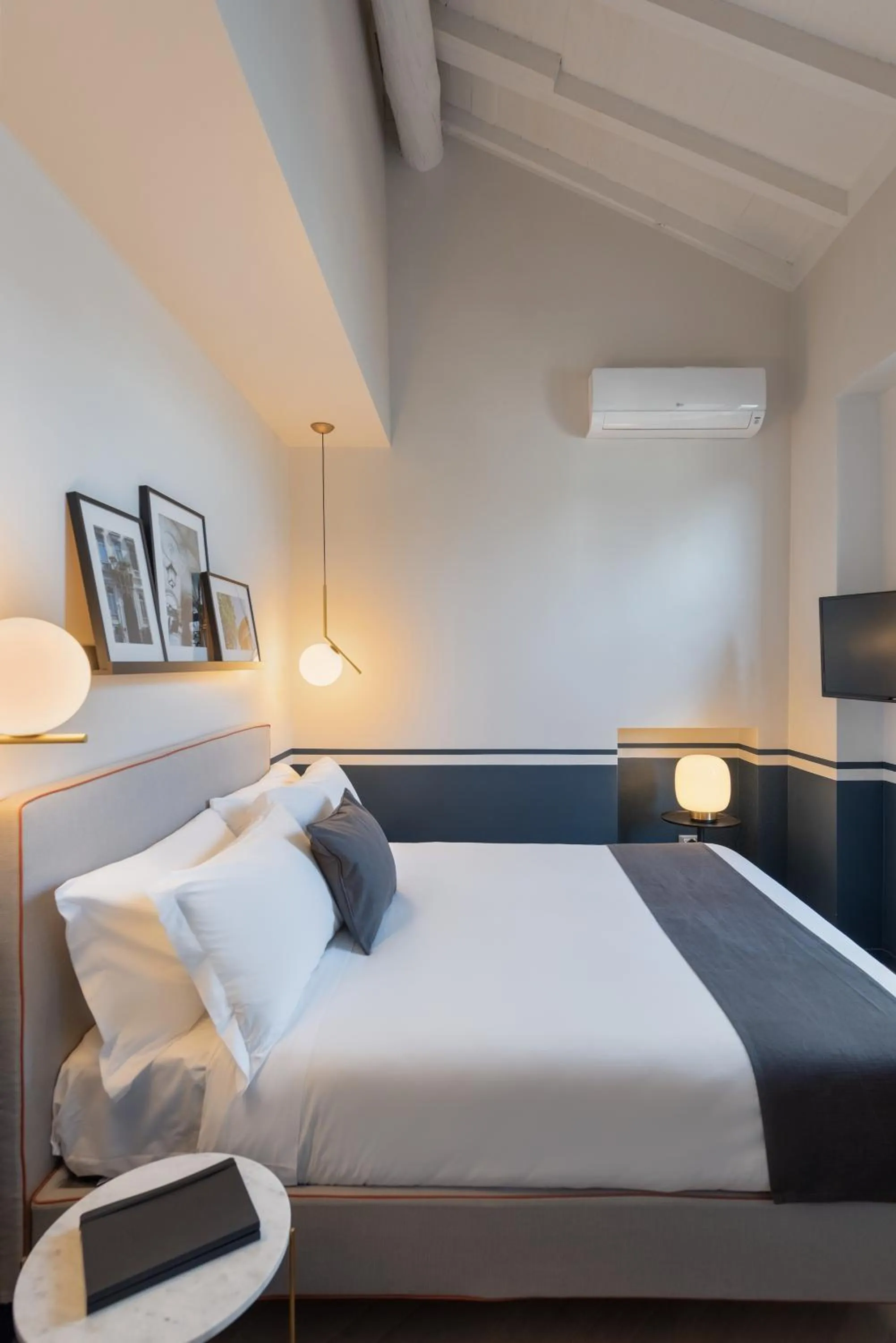 Bedroom, Bed in Velvet Grey Boutique Hotel