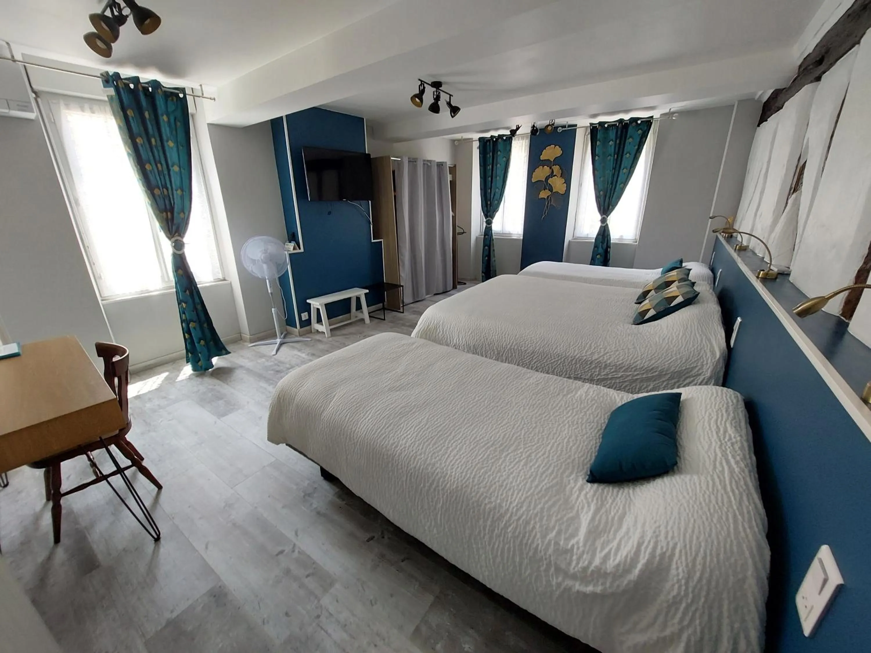 Bed in Logis Hôtel Restaurant Métropole