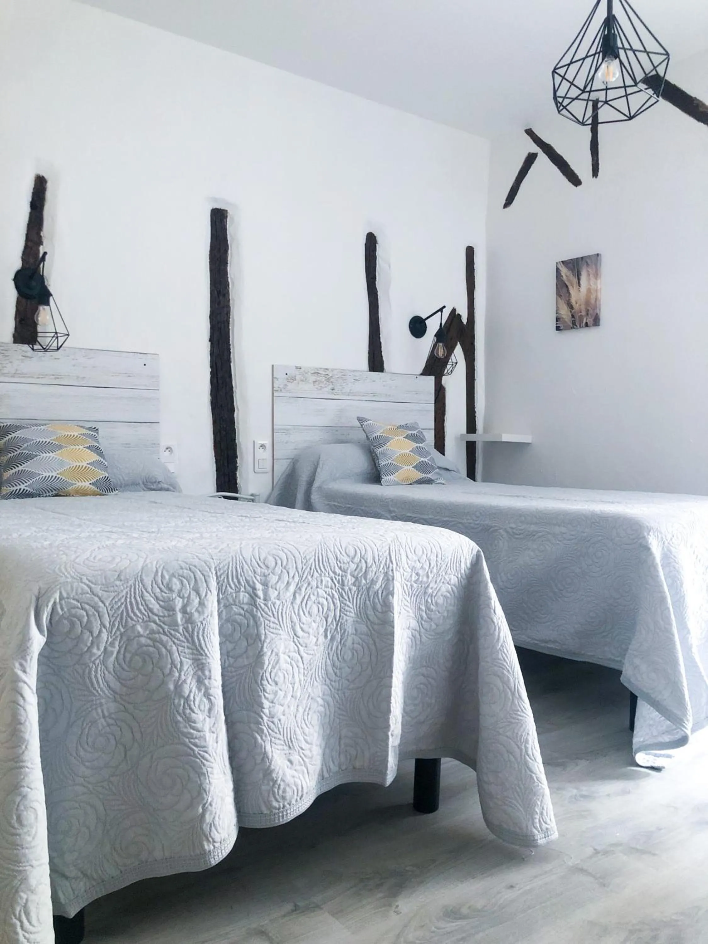 Bed in Logis Hôtel Restaurant Métropole