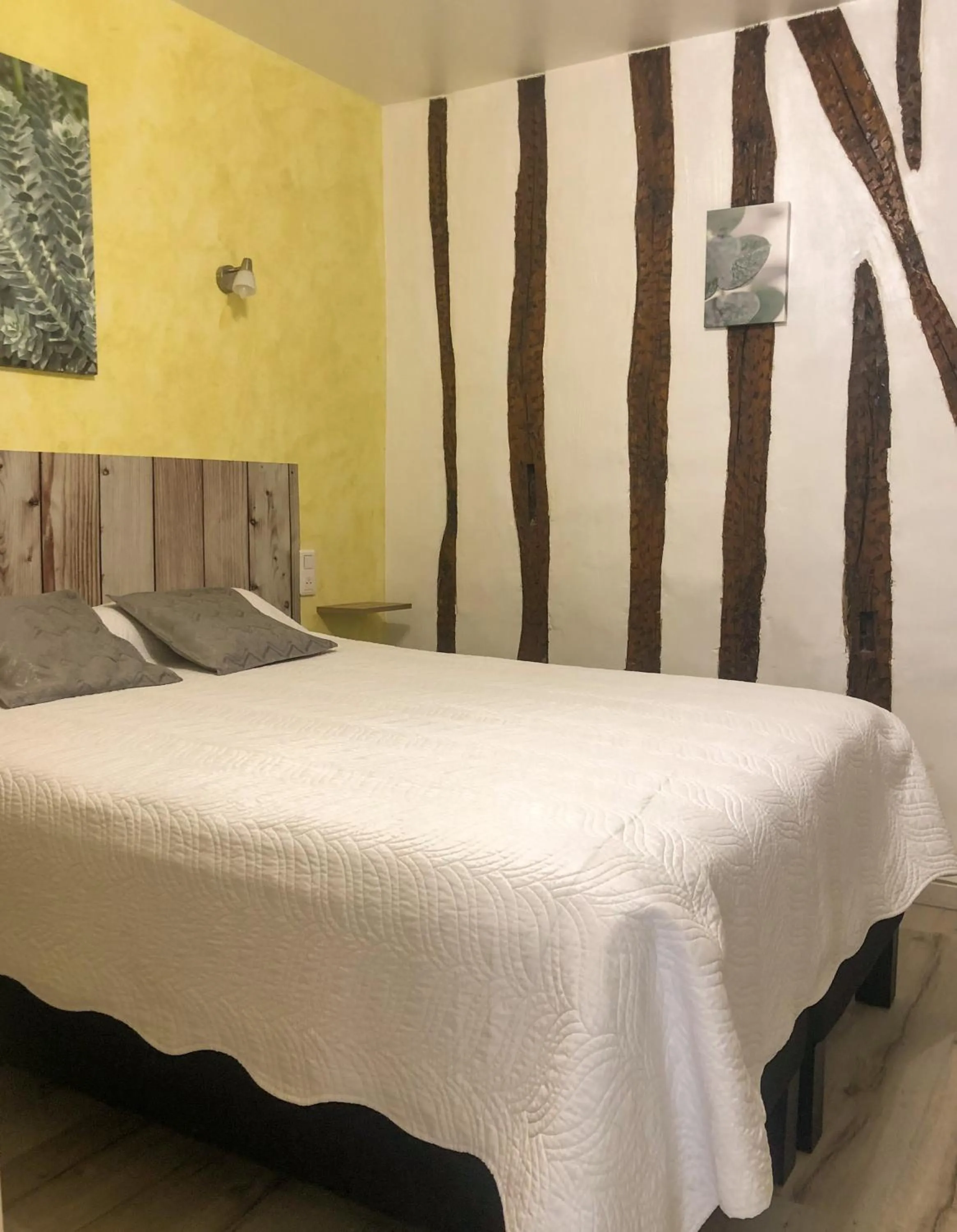 Bed in Logis Hôtel Restaurant Métropole