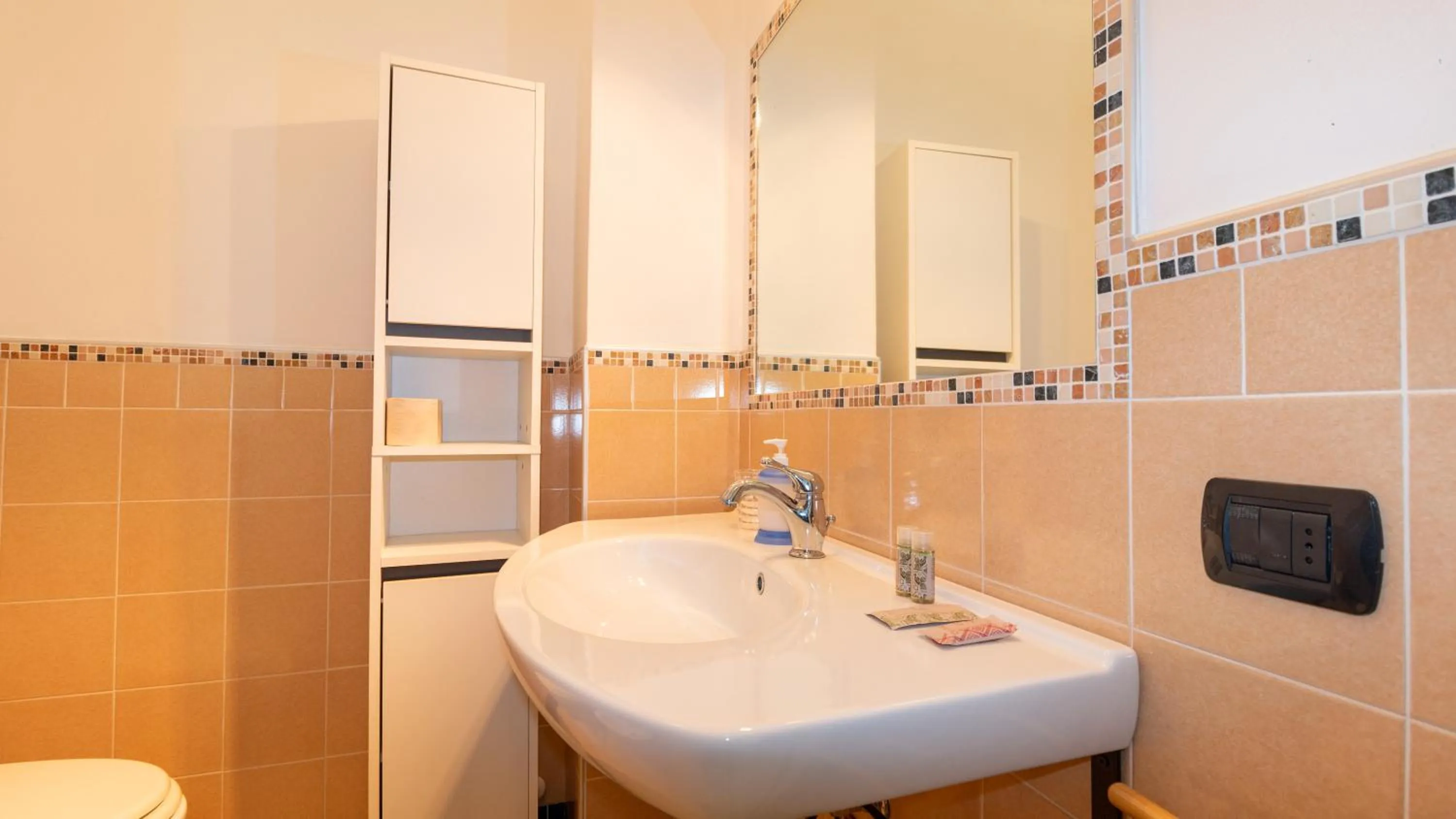 Bathroom in Affittacamere Juighissa Leonora