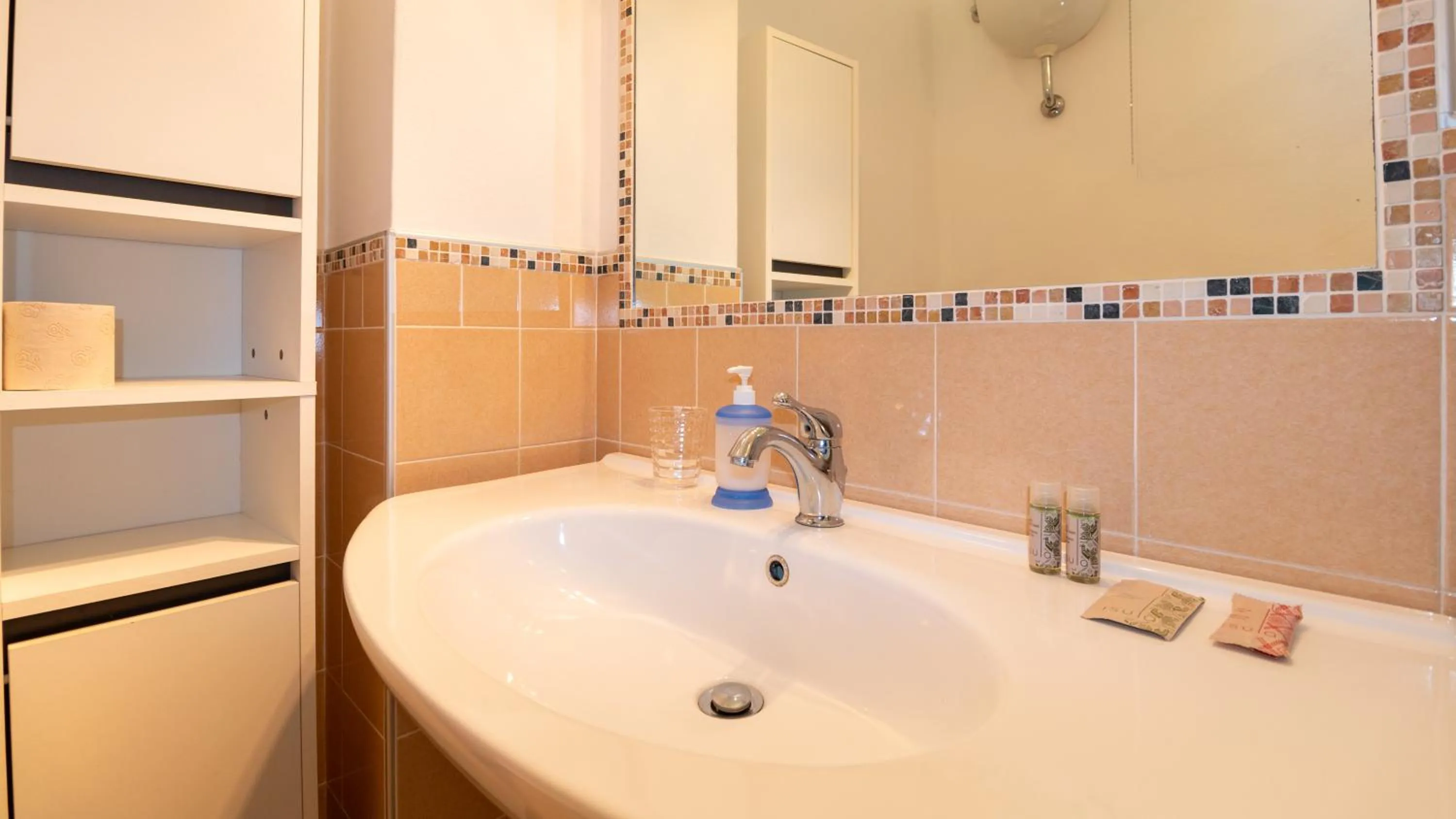 Bathroom in Affittacamere Juighissa Leonora