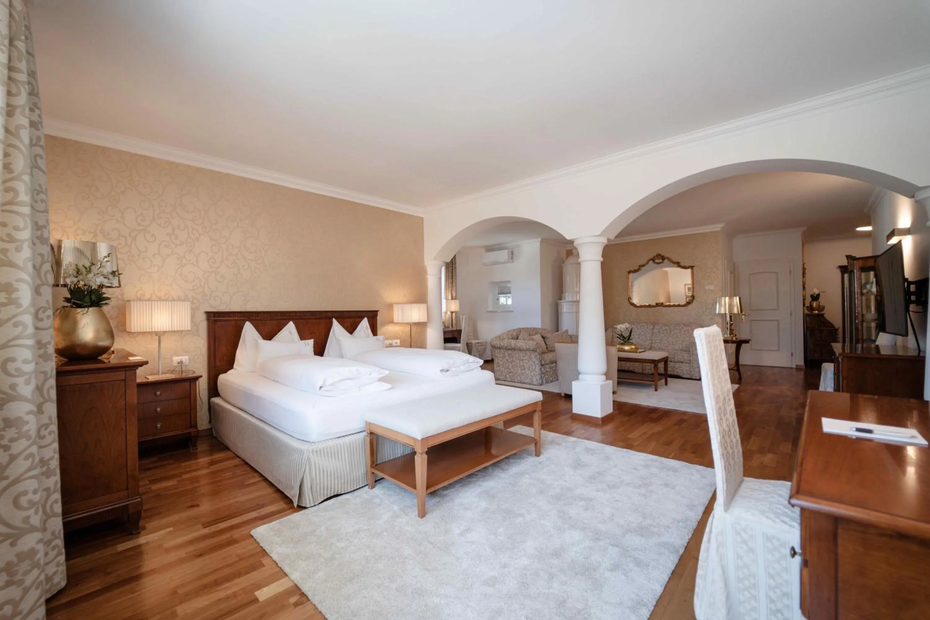 Living room, Bed in Hotel Hanswirt