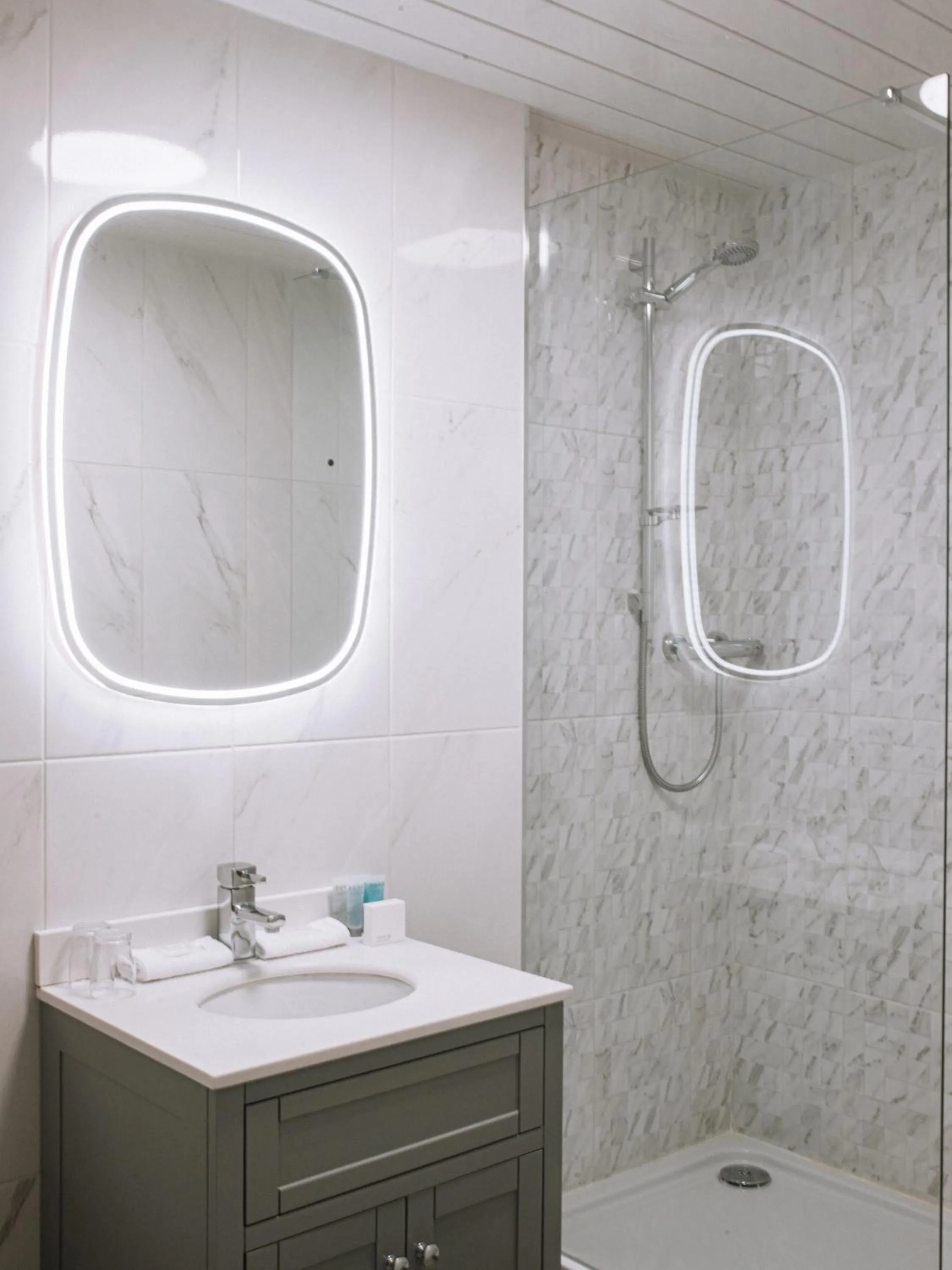 Bathroom in Kee's Hotel