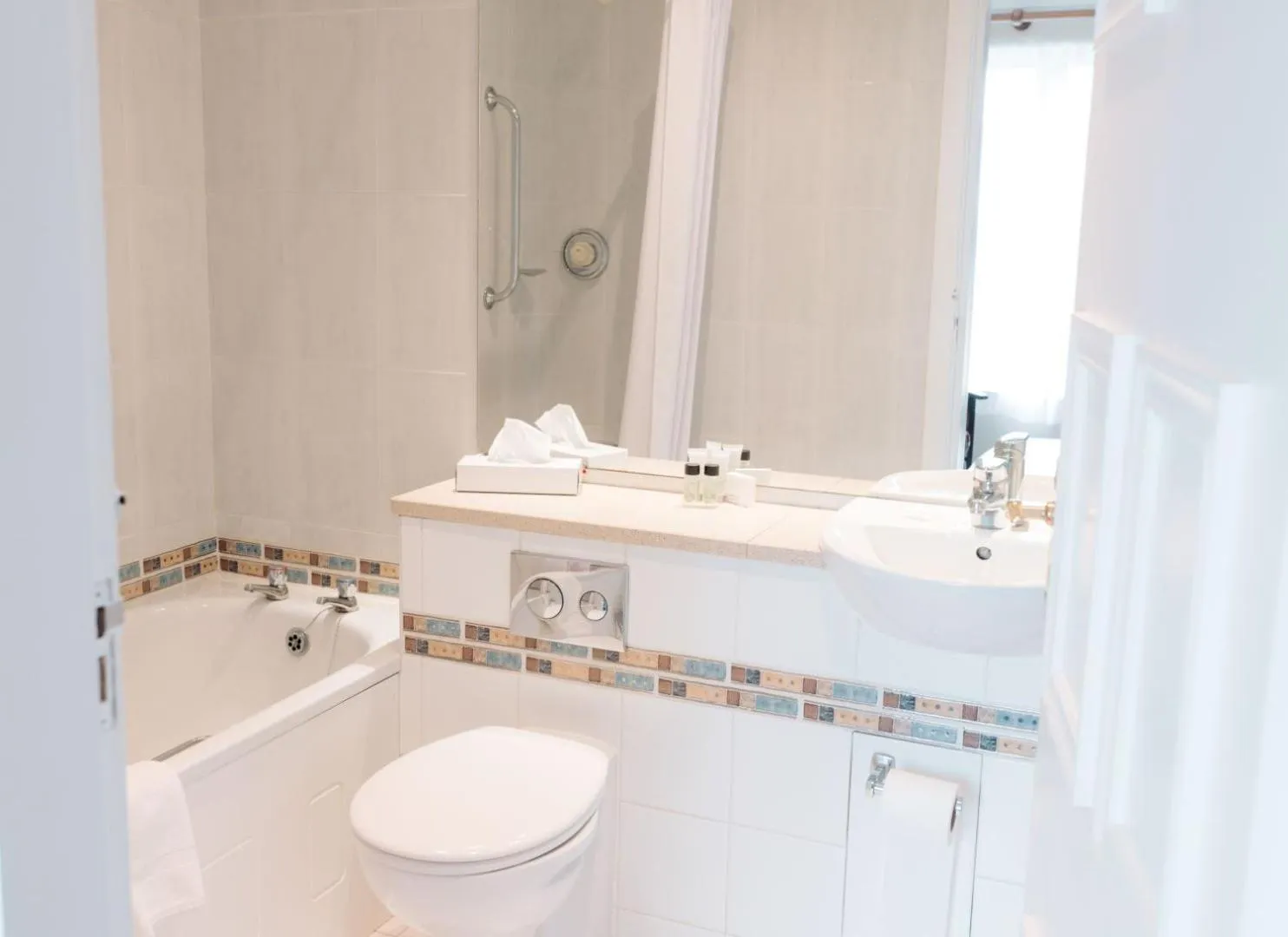 Bathroom in Kee's Hotel