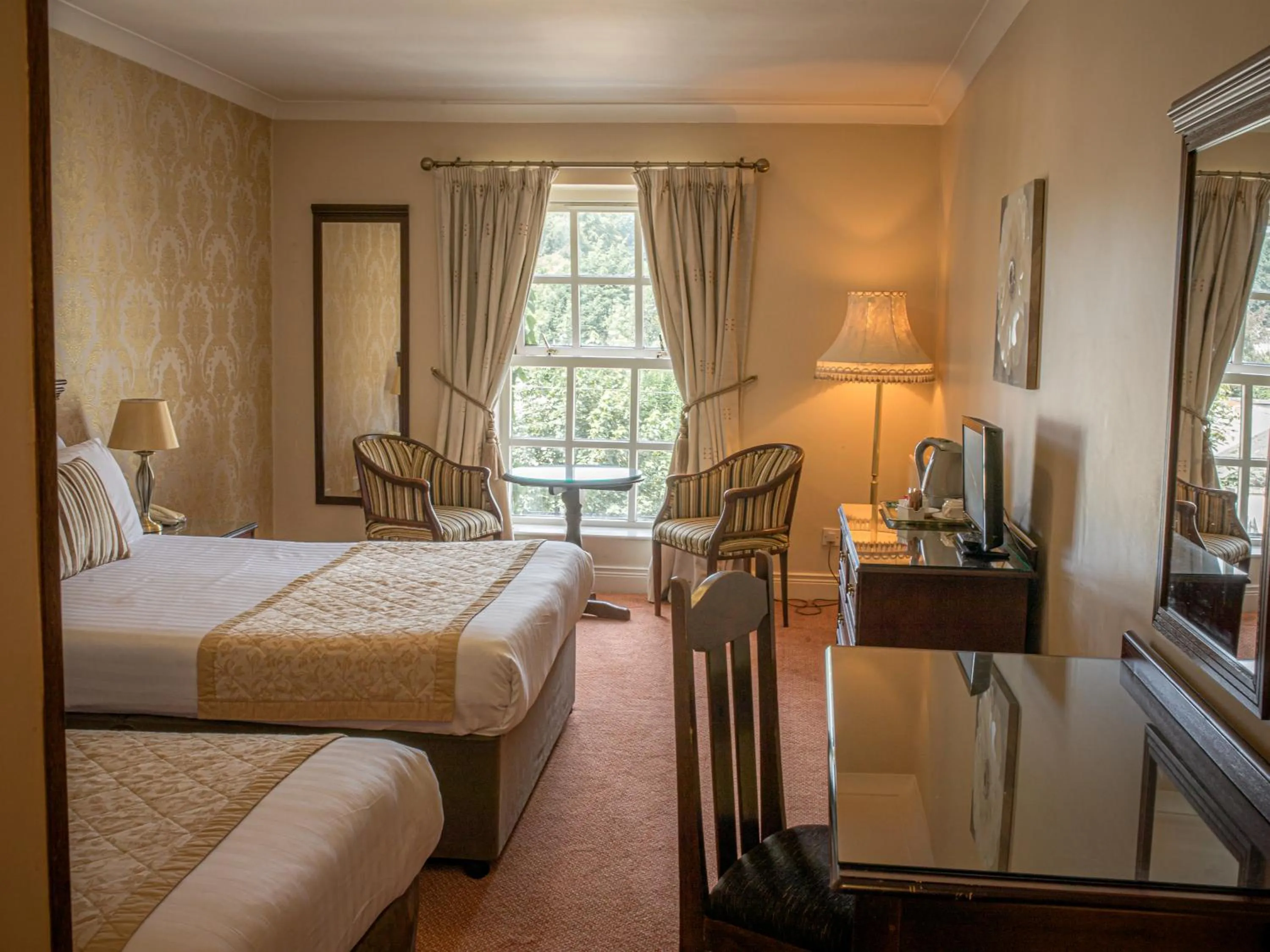 Bedroom, Bed in Kee's Hotel