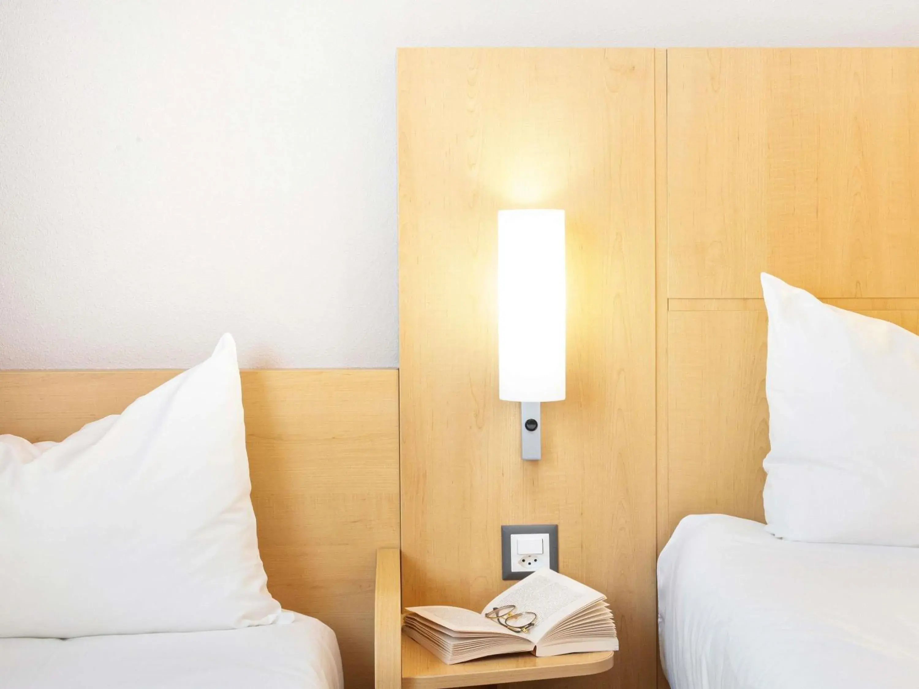 Bedroom, Bed in Ibis Lugano Paradiso Bedroom, Bed in Ibis Lugano Paradiso