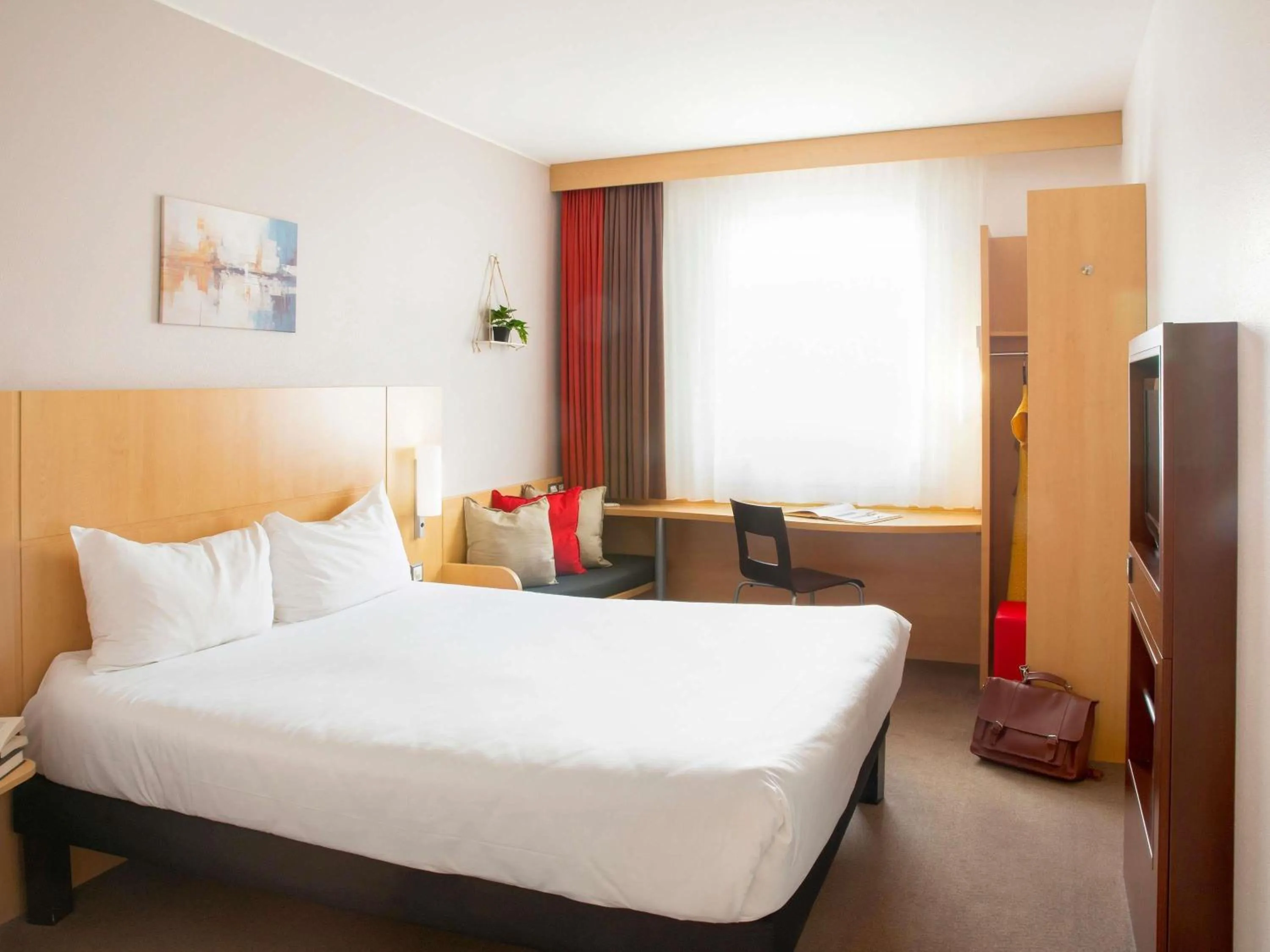 Bedroom, Bed in Ibis Lugano Paradiso