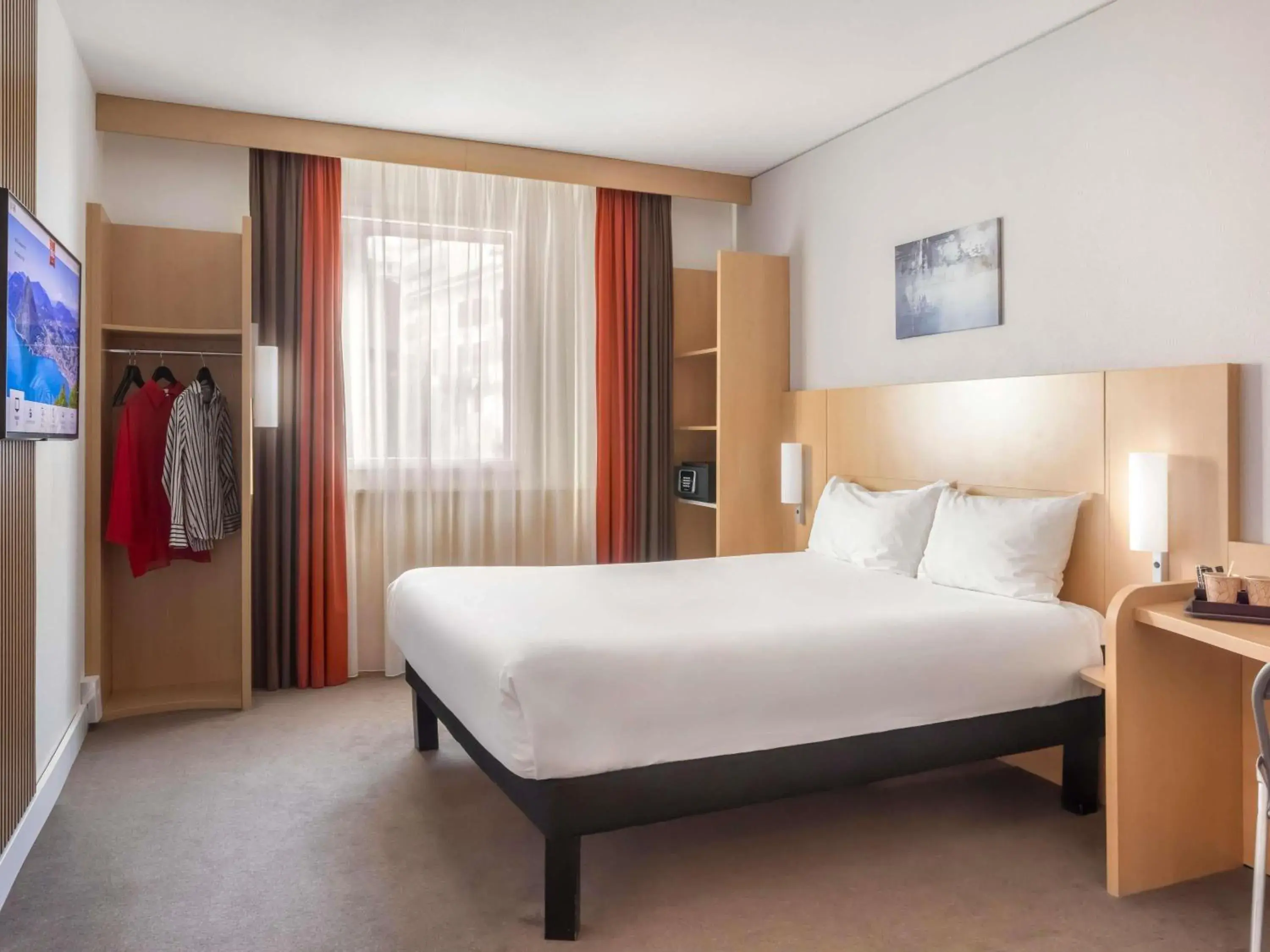 Bedroom, Bed in Ibis Lugano Paradiso Bedroom, Bed in Ibis Lugano Paradiso