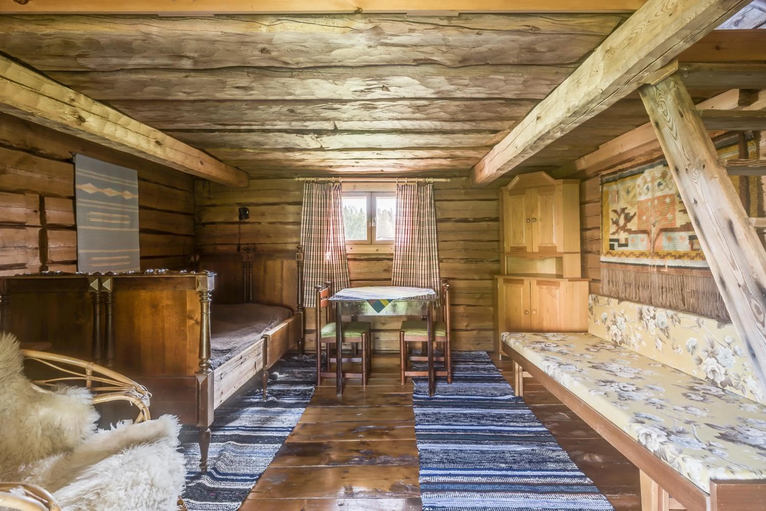 Bed in Hyvölän Talo