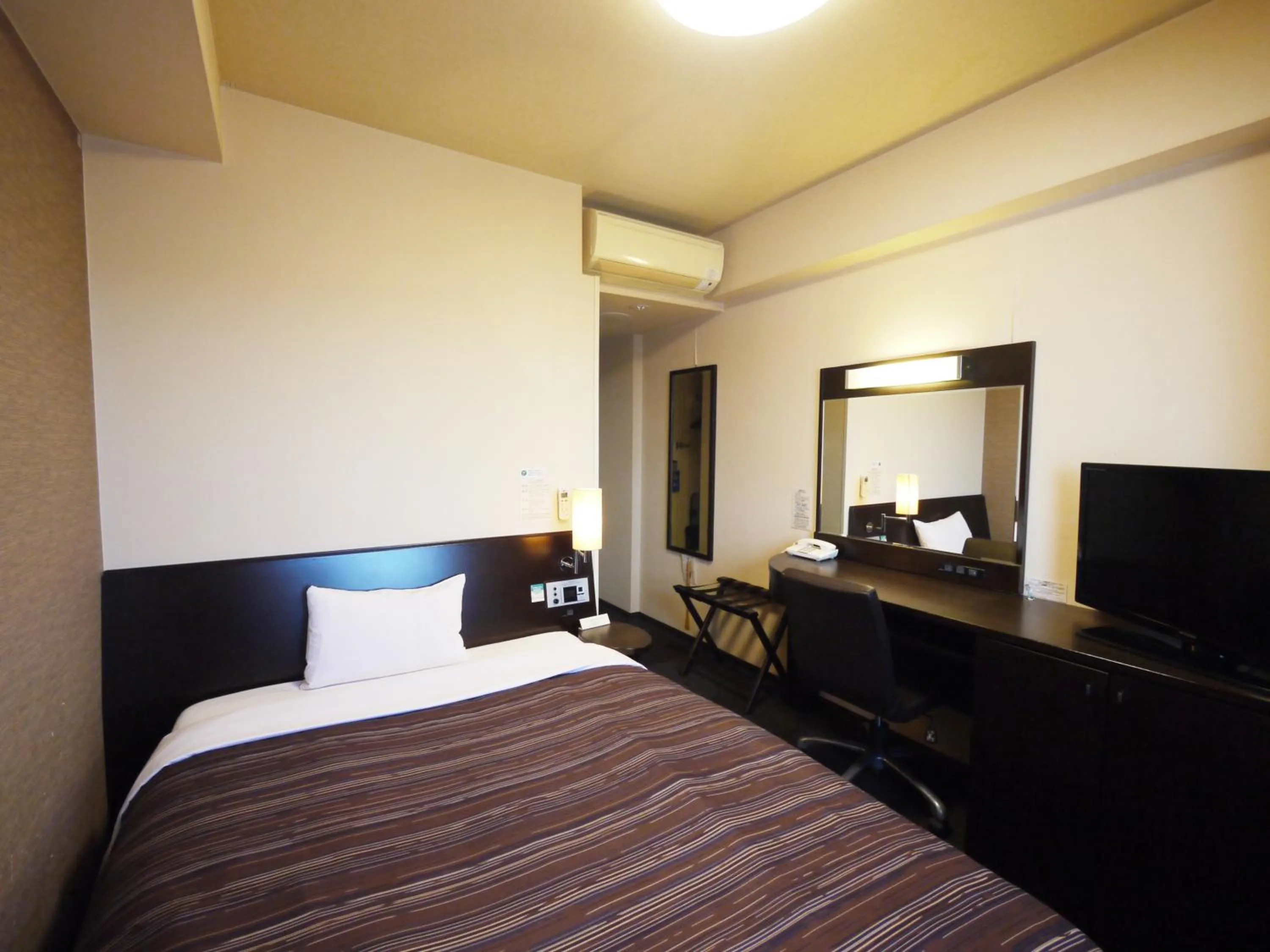 Photo of the whole room, Bed in Hotel Route-Inn Mito Kencho-mae