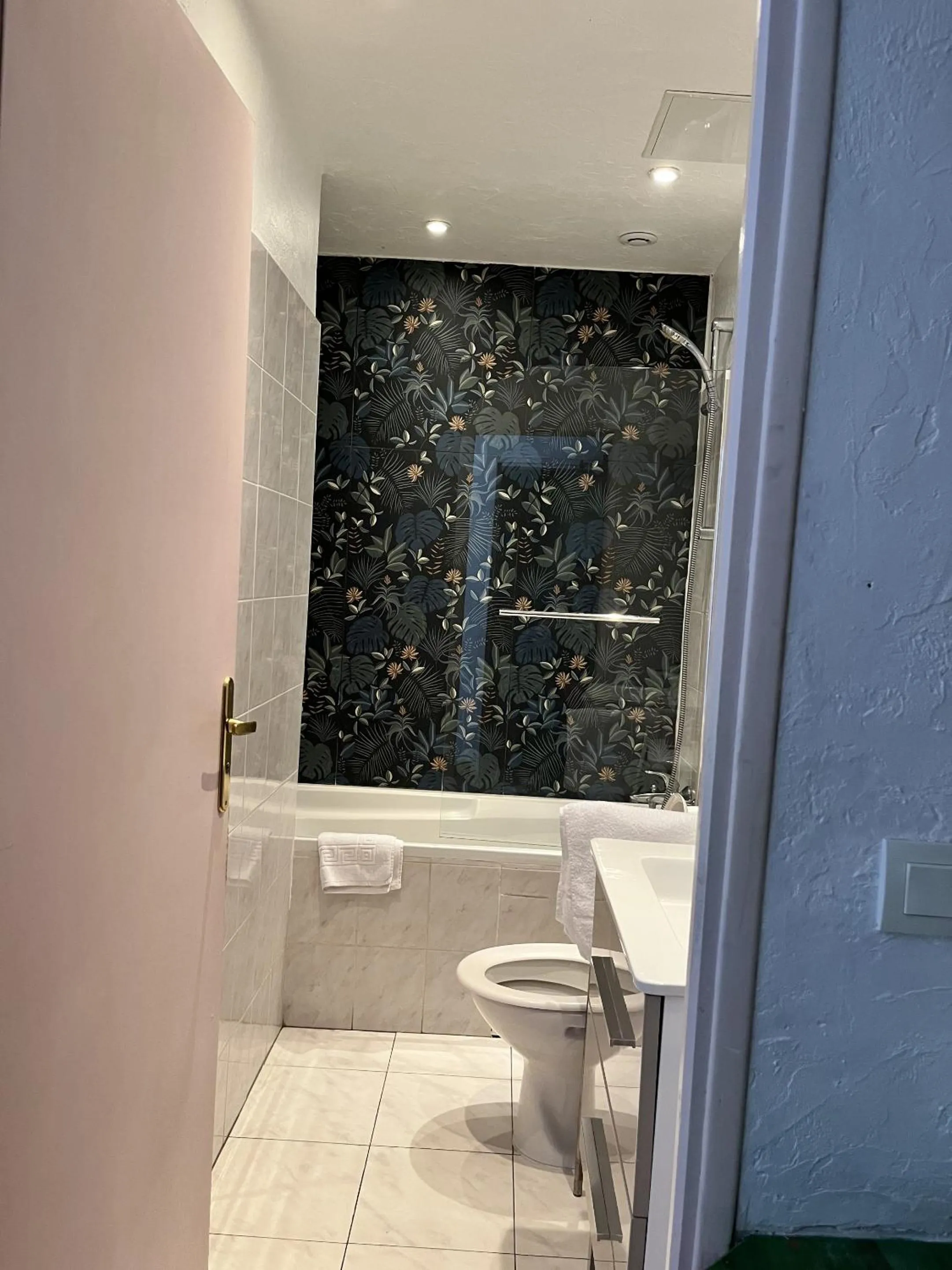 Bathroom in Hotel Le Patio