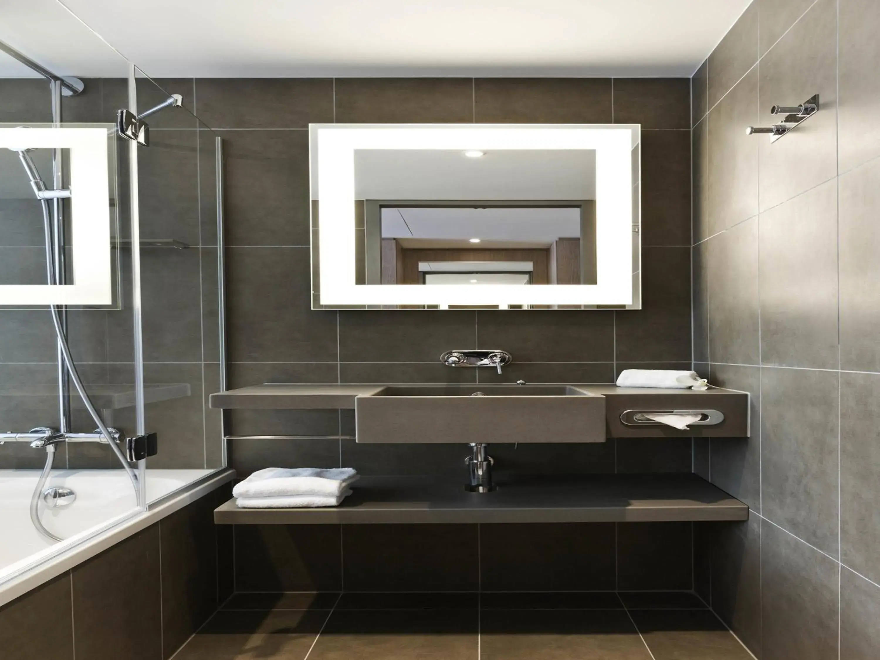 Superior Twin Room in Novotel Lugano Paradiso Superior Twin Room in Novotel Lugano Paradiso